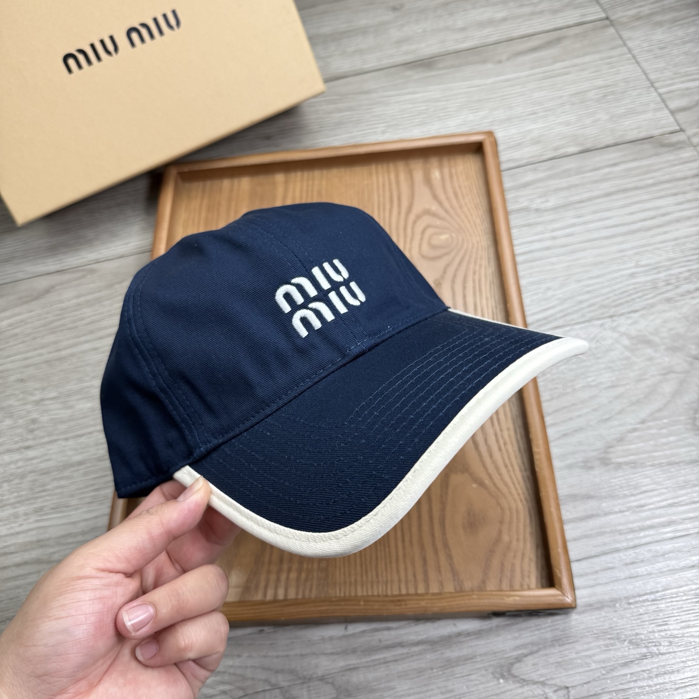 。miumiu。【配防尘袋】新品棒球帽！材质：纯棉！透气性好！春天挡风，夏天防晒必备单品！颜色大气！款式