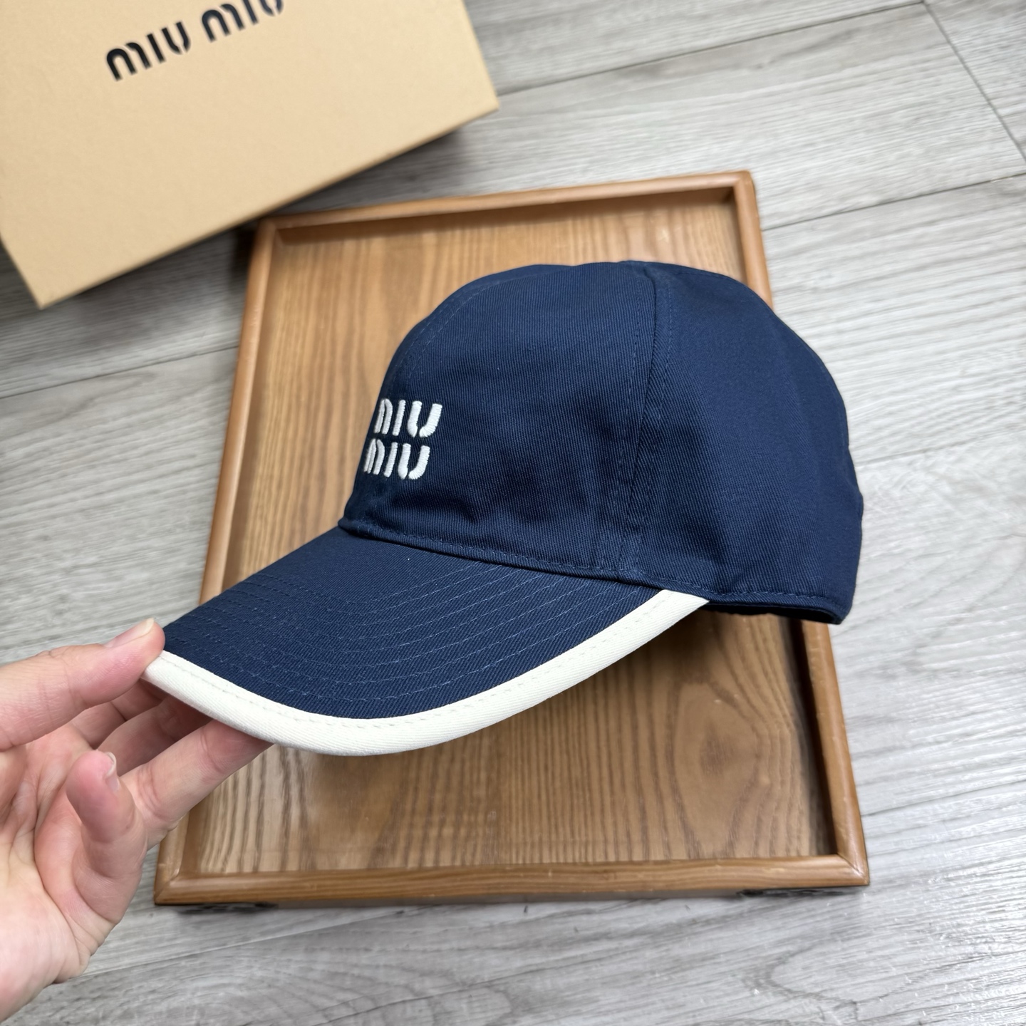 。miumiu。【配防尘袋】新品棒球帽！材质：纯棉！透气性好！春天挡风，夏天防晒必备单品！颜色大气！款式