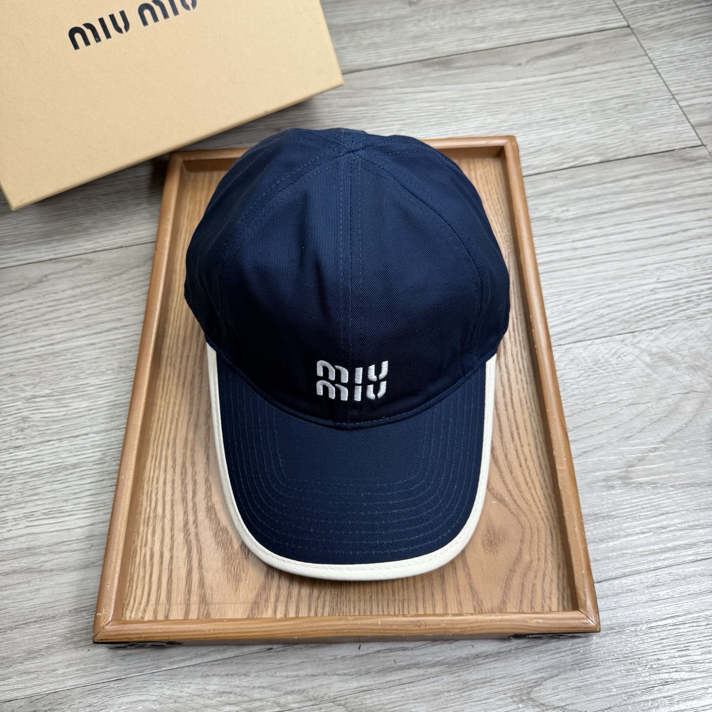 。miumiu。【配防尘袋】新品棒球帽！材质：纯棉！透气性好！春天挡风，夏天防晒必备单品！颜色大气！款式