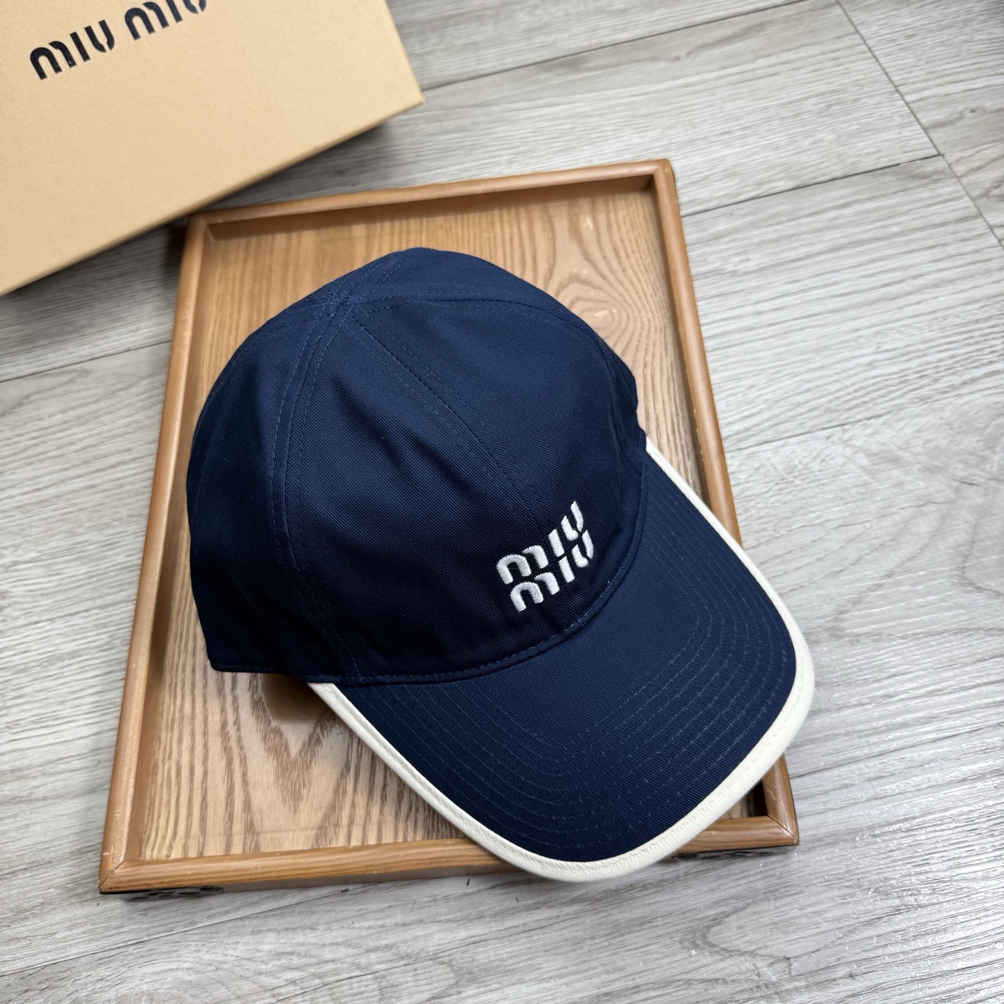 。miumiu。【配防尘袋】新品棒球帽！材质：纯棉！透气性好！春天挡风，夏天防晒必备单品！颜色大气！款式