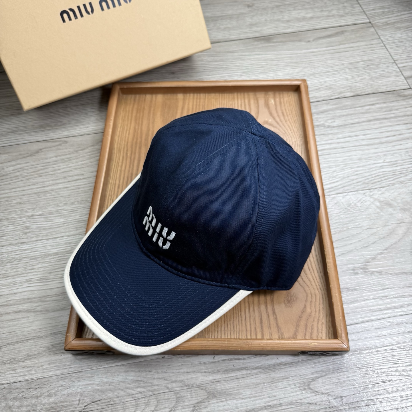 。miumiu。【配防尘袋】新品棒球帽！材质：纯棉！透气性好！春天挡风，夏天防晒必备单品！颜色大气！款式