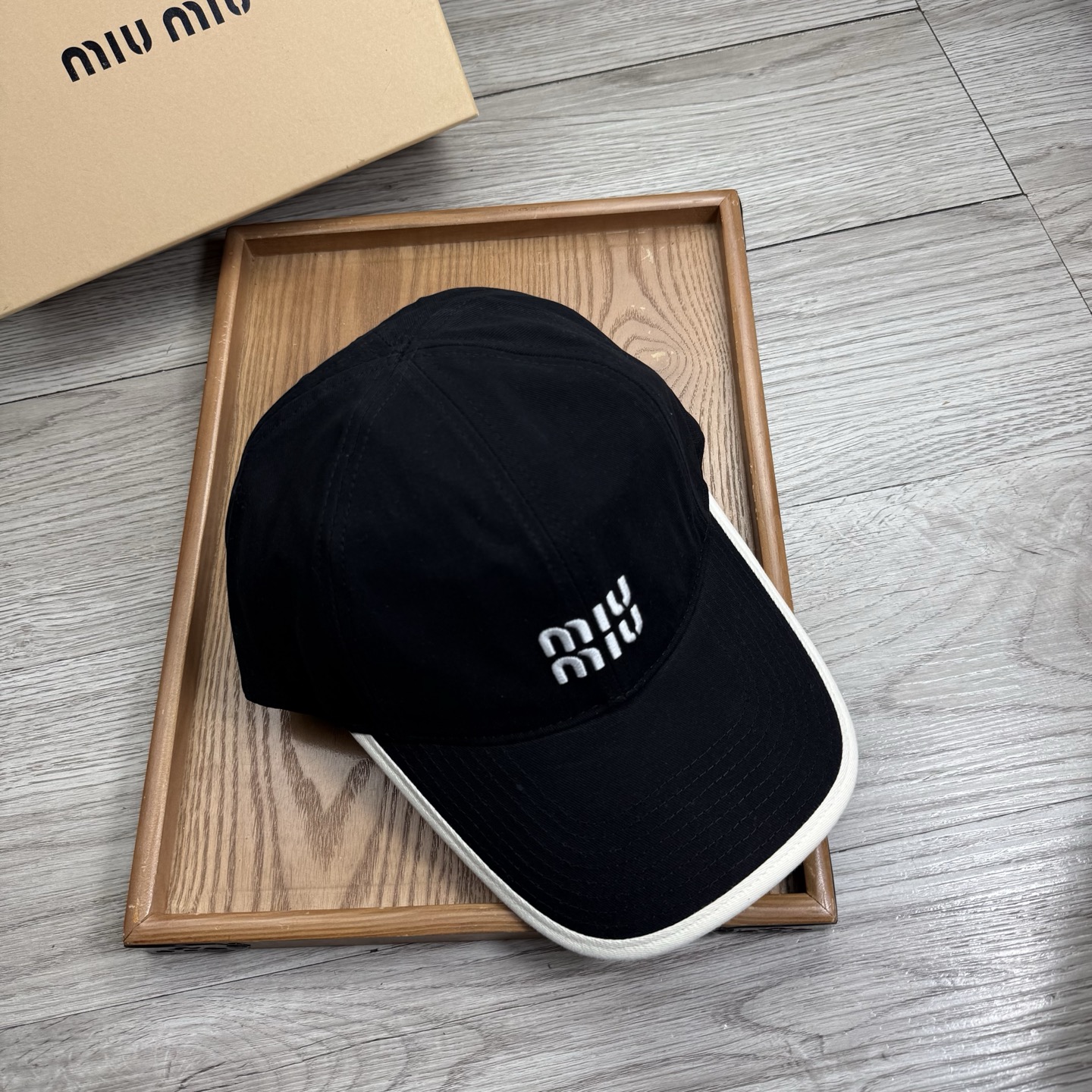 。miumiu。【配防尘袋】新品棒球帽！材质：纯棉！透气性好！春天挡风，夏天防晒必备单品！颜色大气！款式