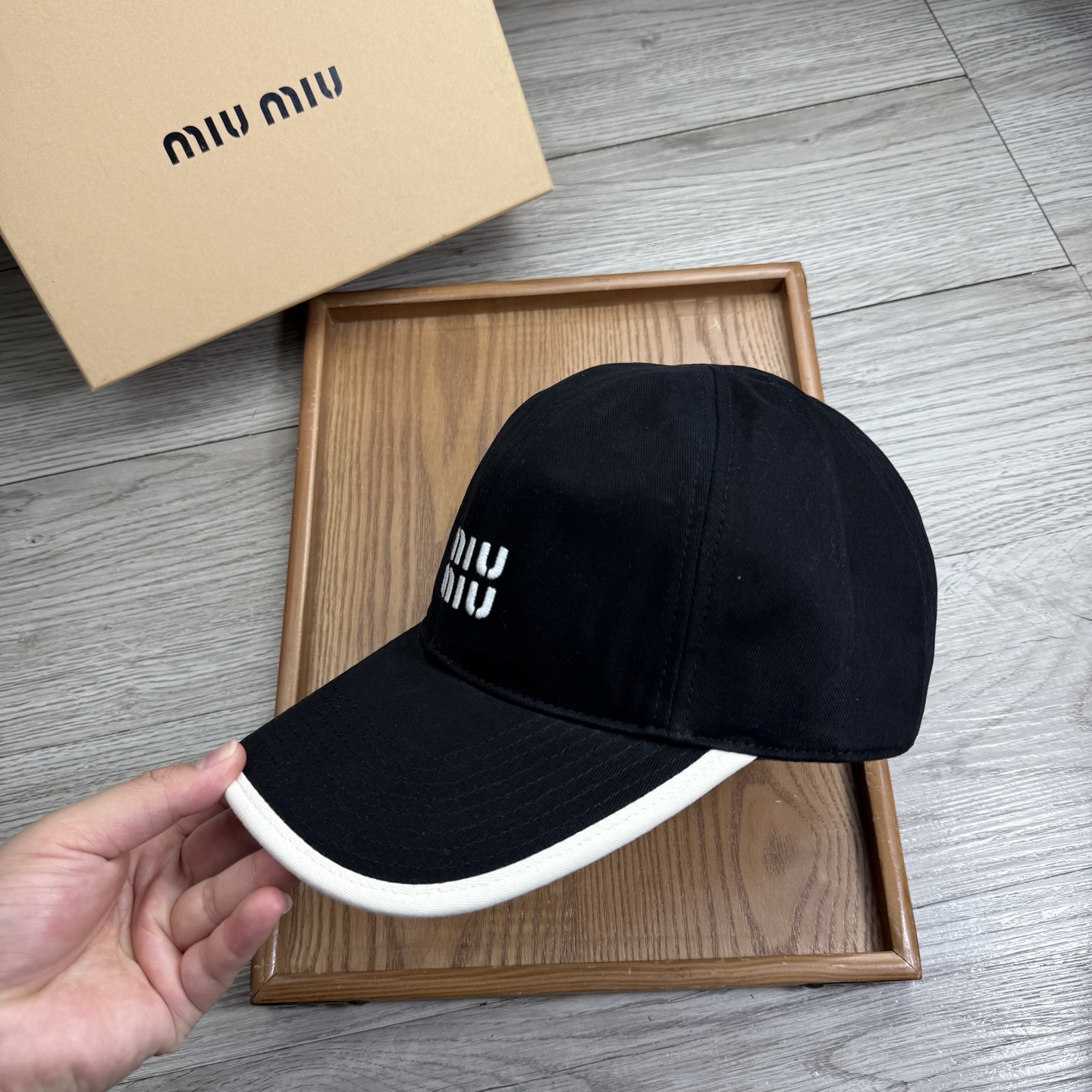。miumiu。【配防尘袋】新品棒球帽！材质：纯棉！透气性好！春天挡风，夏天防晒必备单品！颜色大气！款式