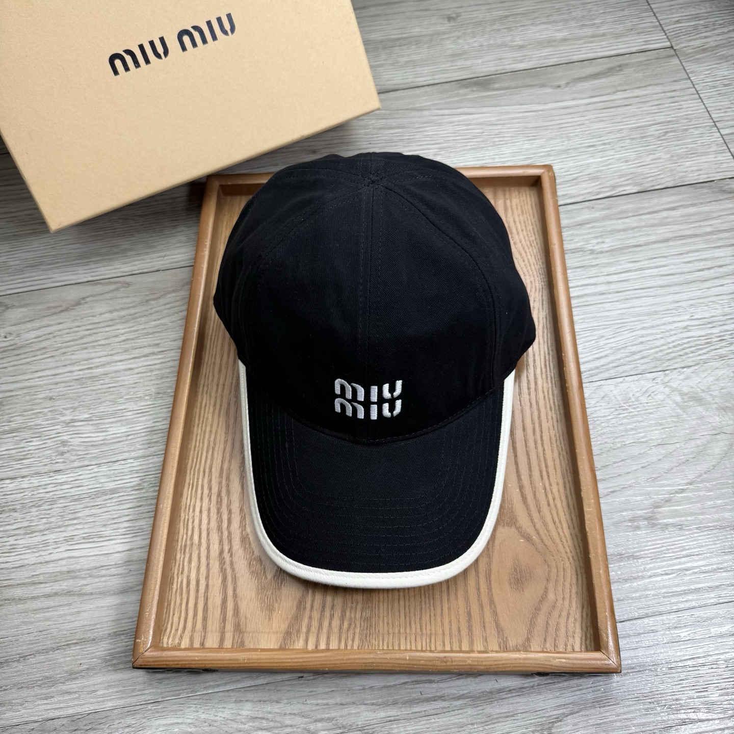 。miumiu。【配防尘袋】新品棒球帽！材质：纯棉！透气性好！春天挡风，夏天防晒必备单品！颜色大气！款式