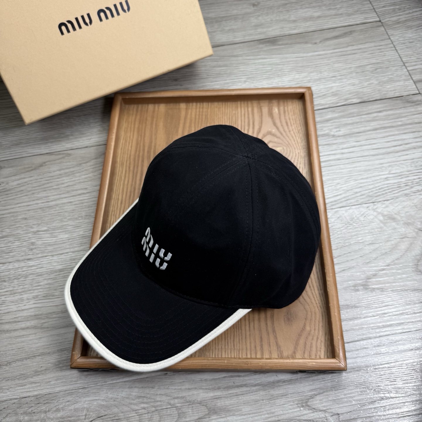 。miumiu。【配防尘袋】新品棒球帽！材质：纯棉！透气性好！春天挡风，夏天防晒必备单品！颜色大气！款式