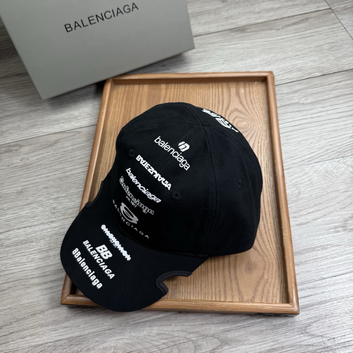 。BA。巴黎世家。【配防尘袋】新品棒球帽！材质：纯棉！透气性好！春天挡风，夏天防晒必备单品！颜色大气！款