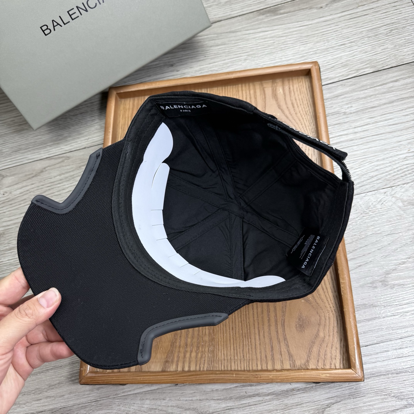 。BA。巴黎世家。【配防尘袋】新品棒球帽！材质：纯棉！透气性好！春天挡风，夏天防晒必备单品！颜色大气！款