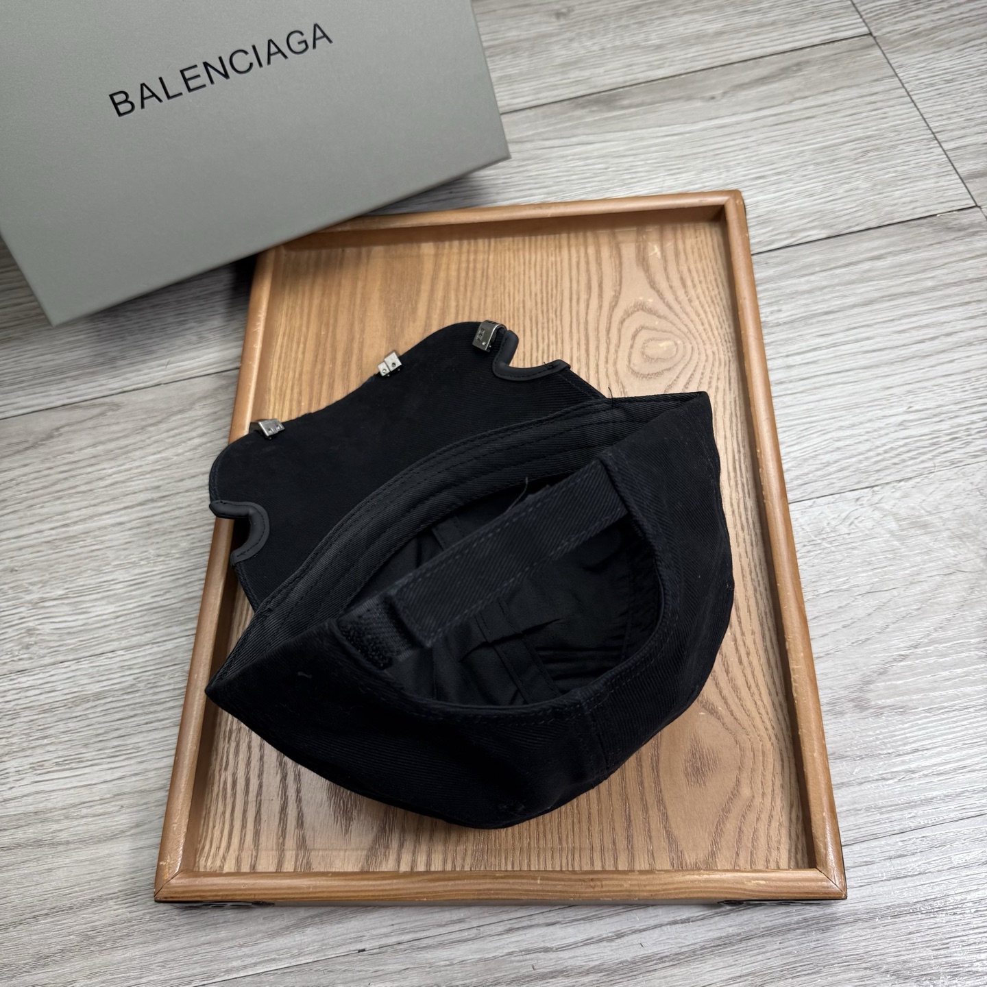 。BA。巴黎世家。【配防尘袋】新品棒球帽！材质：纯棉！透气性好！春天挡风，夏天防晒必备单品！颜色大气！款
