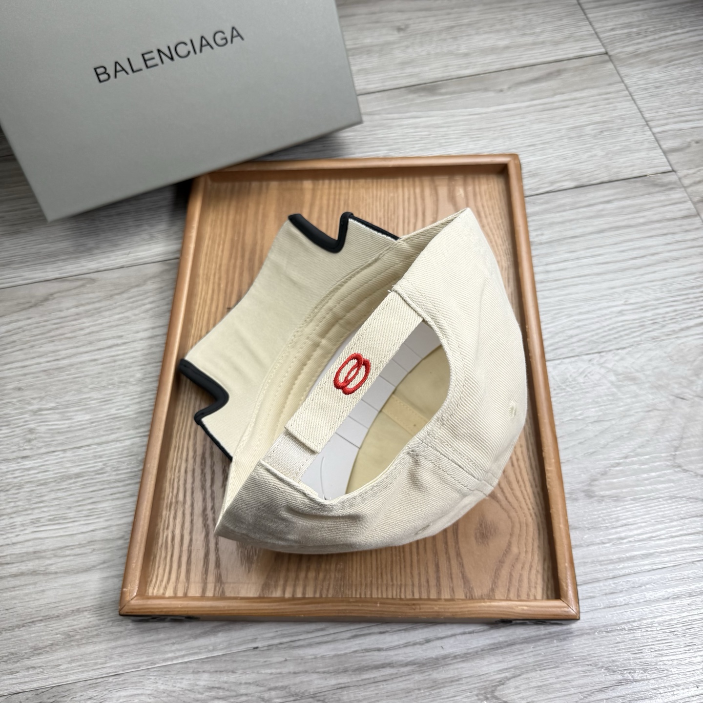 。BA。巴黎世家。【配防尘袋】新品棒球帽！材质：纯棉！透气性好！春天挡风，夏天防晒必备单品！颜色大气！款