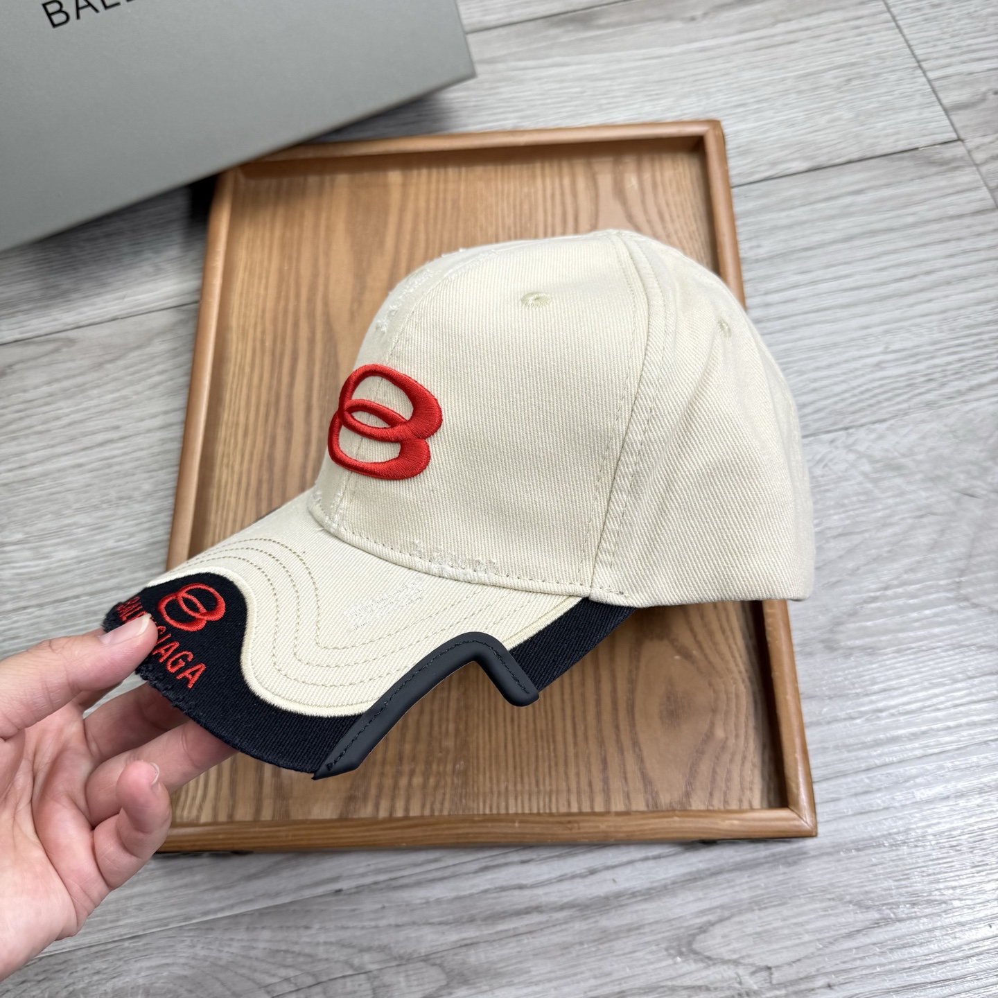 。BA。巴黎世家。【配防尘袋】新品棒球帽！材质：纯棉！透气性好！春天挡风，夏天防晒必备单品！颜色大气！款