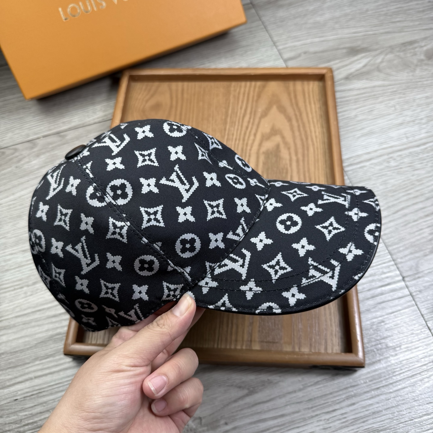 🌹。L家。【超A品质】最新款！时尚潮流，高端做工！每一个帽子都是用心之作！牛津材质！头层牛皮！配盒子、防
