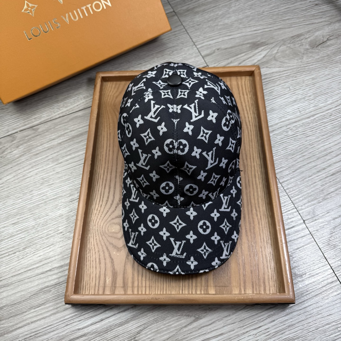 🌹。L家。【超A品质】最新款！时尚潮流，高端做工！每一个帽子都是用心之作！牛津材质！头层牛皮！配盒子、防