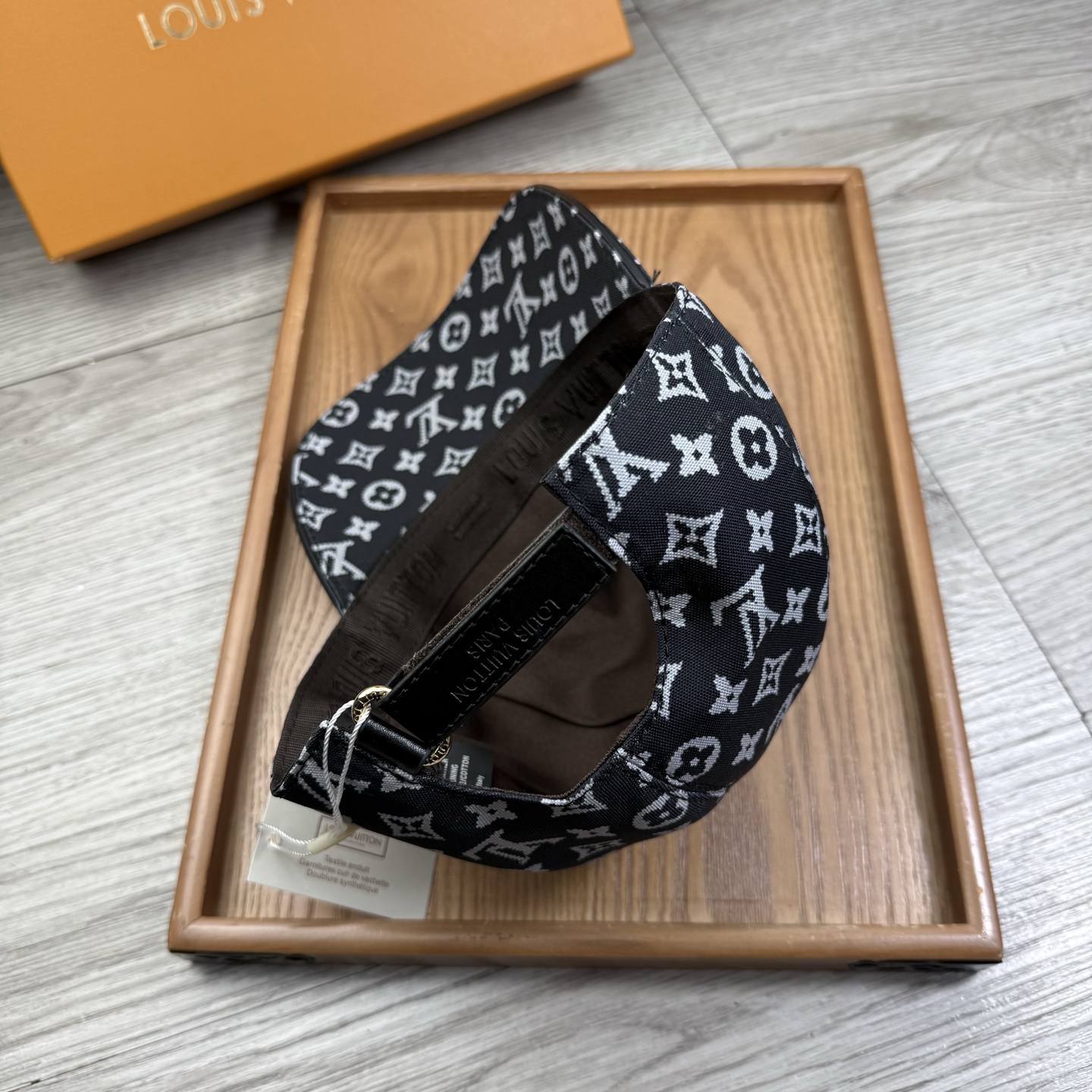 🌹。L家。【超A品质】最新款！时尚潮流，高端做工！每一个帽子都是用心之作！牛津材质！头层牛皮！配盒子、防