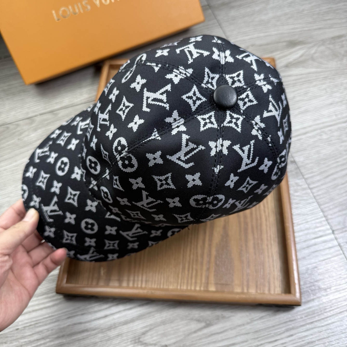 🌹。L家。【超A品质】最新款！时尚潮流，高端做工！每一个帽子都是用心之作！牛津材质！头层牛皮！配盒子、防