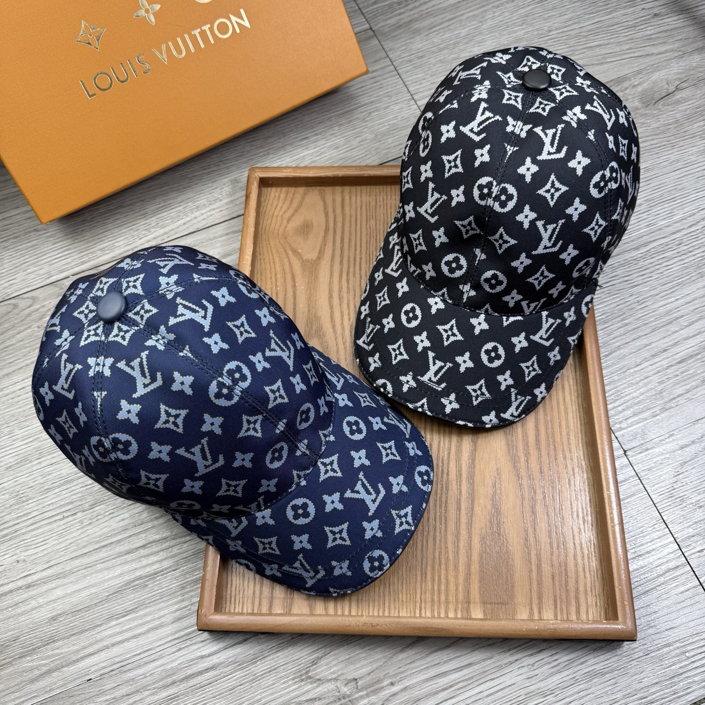 🌹。L家。【超A品质】最新款！时尚潮流，高端做工！每一个帽子都是用心之作！牛津材质！头层牛皮！配盒子、防