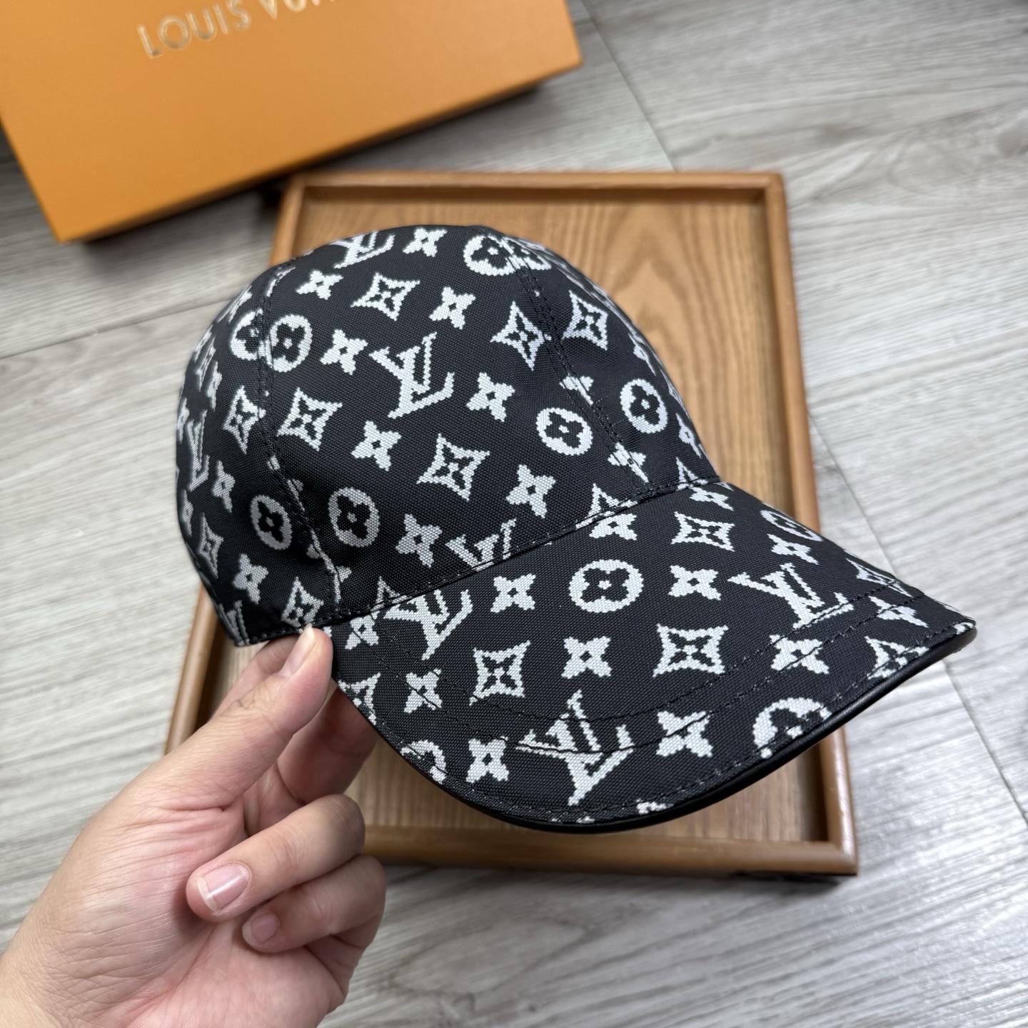 🌹。L家。【超A品质】最新款！时尚潮流，高端做工！每一个帽子都是用心之作！牛津材质！头层牛皮！配盒子、防