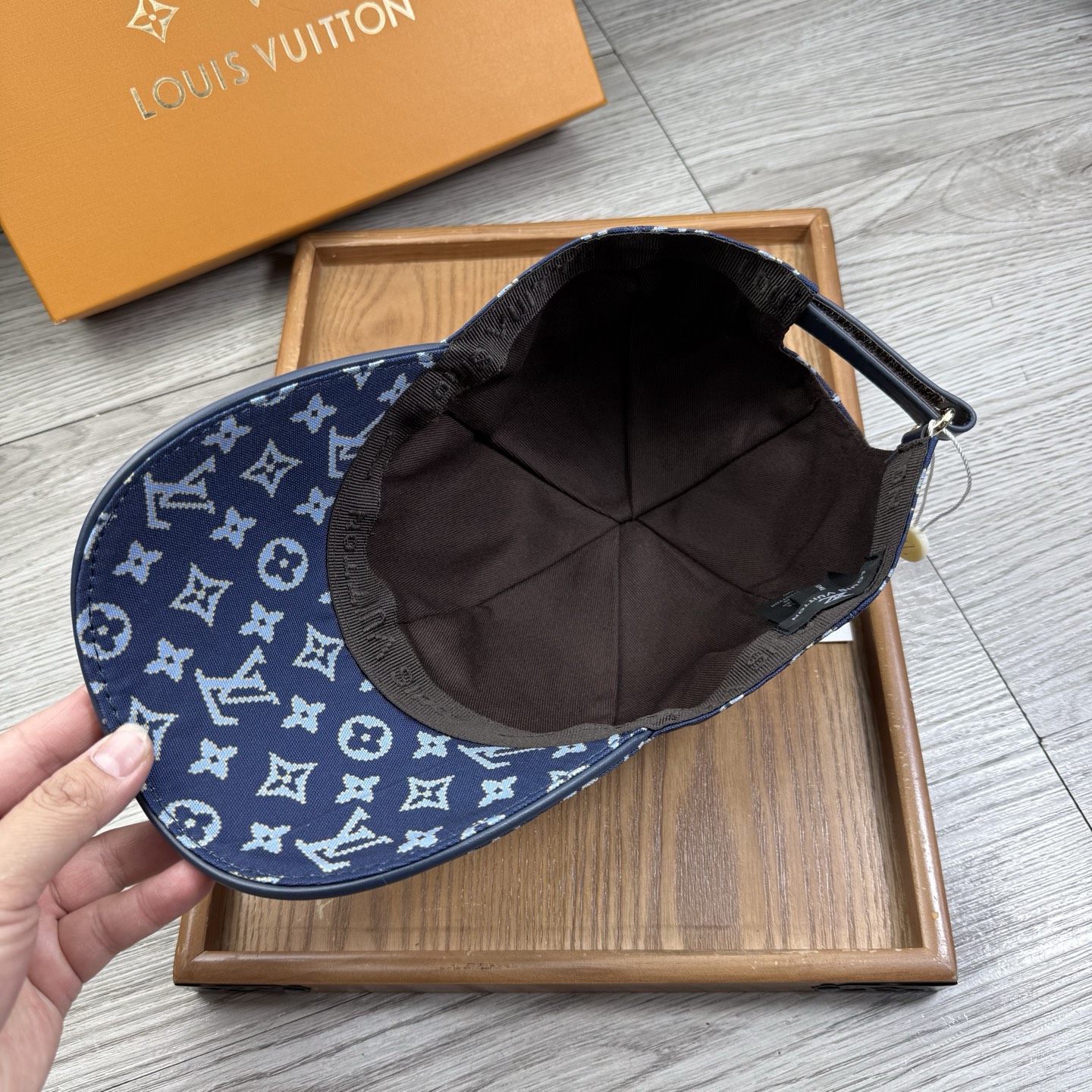 🌹。L家。【超A品质】最新款！时尚潮流，高端做工！每一个帽子都是用心之作！牛津材质！头层牛皮！配盒子、防