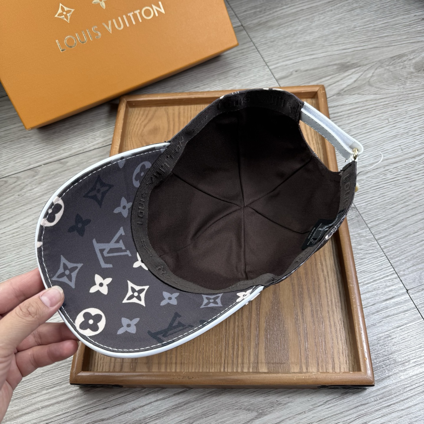 🌹。L家。【超A品质】最新款！时尚潮流，高端做工！每一个帽子都是用心之作！牛津材质！头层牛皮！配盒子、防