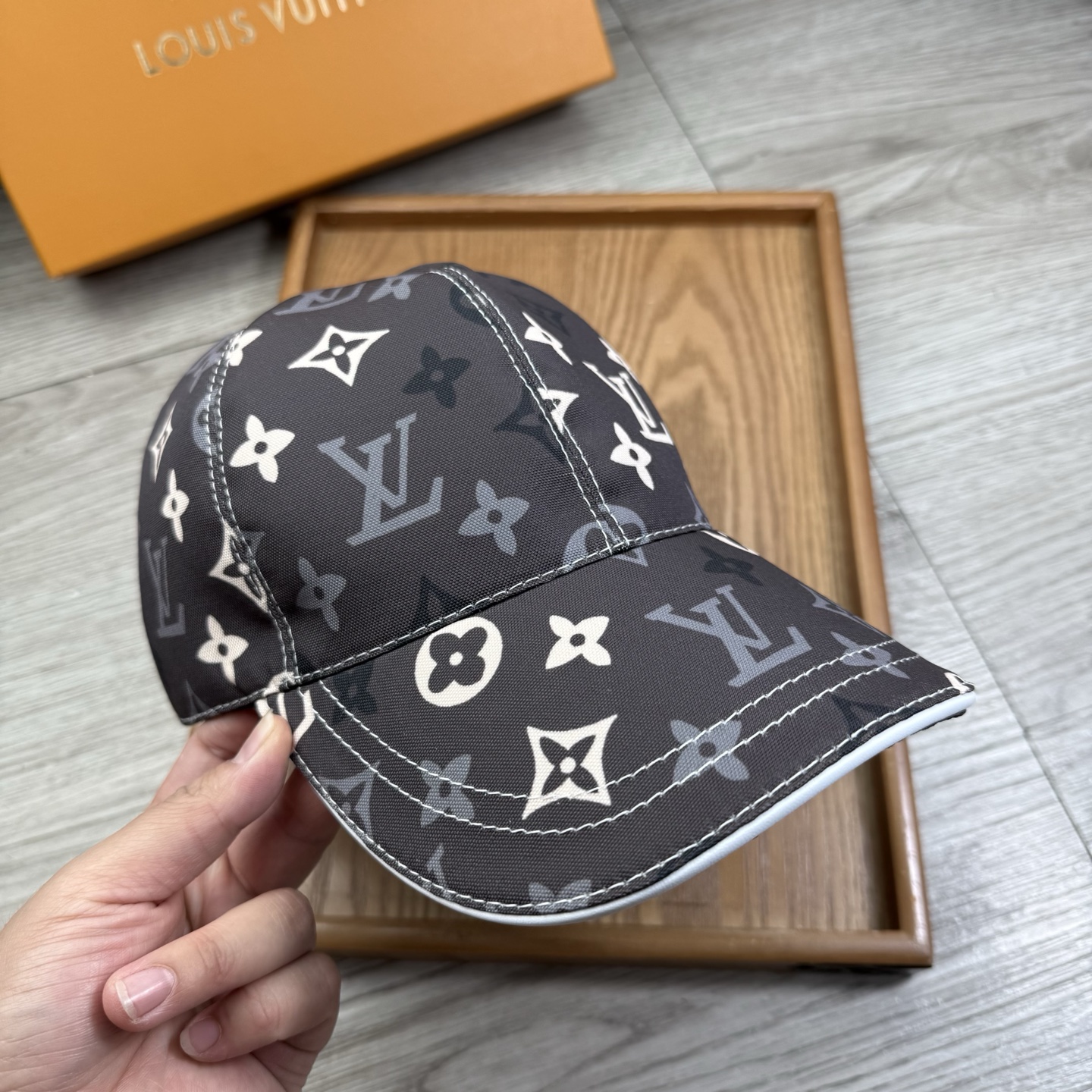 🌹。L家。【超A品质】最新款！时尚潮流，高端做工！每一个帽子都是用心之作！牛津材质！头层牛皮！配盒子、防