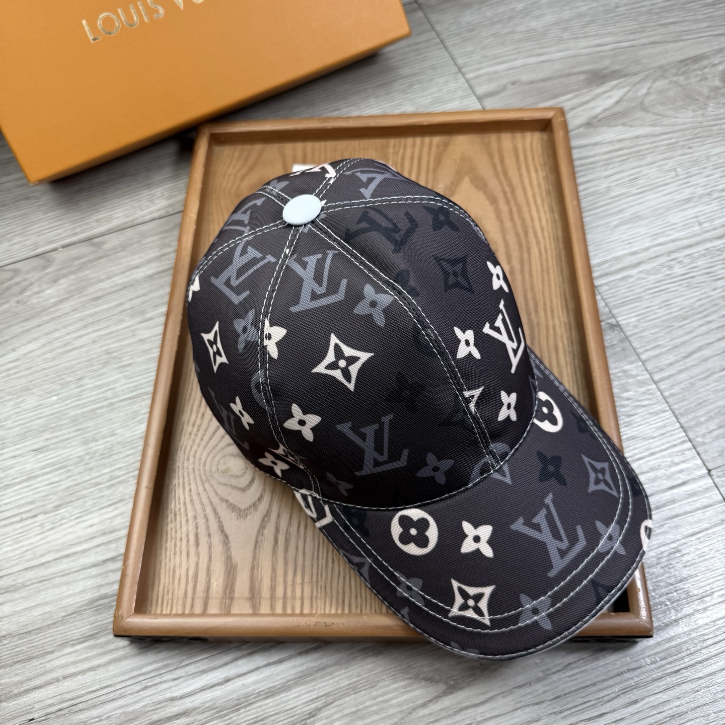 🌹。L家。【超A品质】最新款！时尚潮流，高端做工！每一个帽子都是用心之作！牛津材质！头层牛皮！配盒子、防