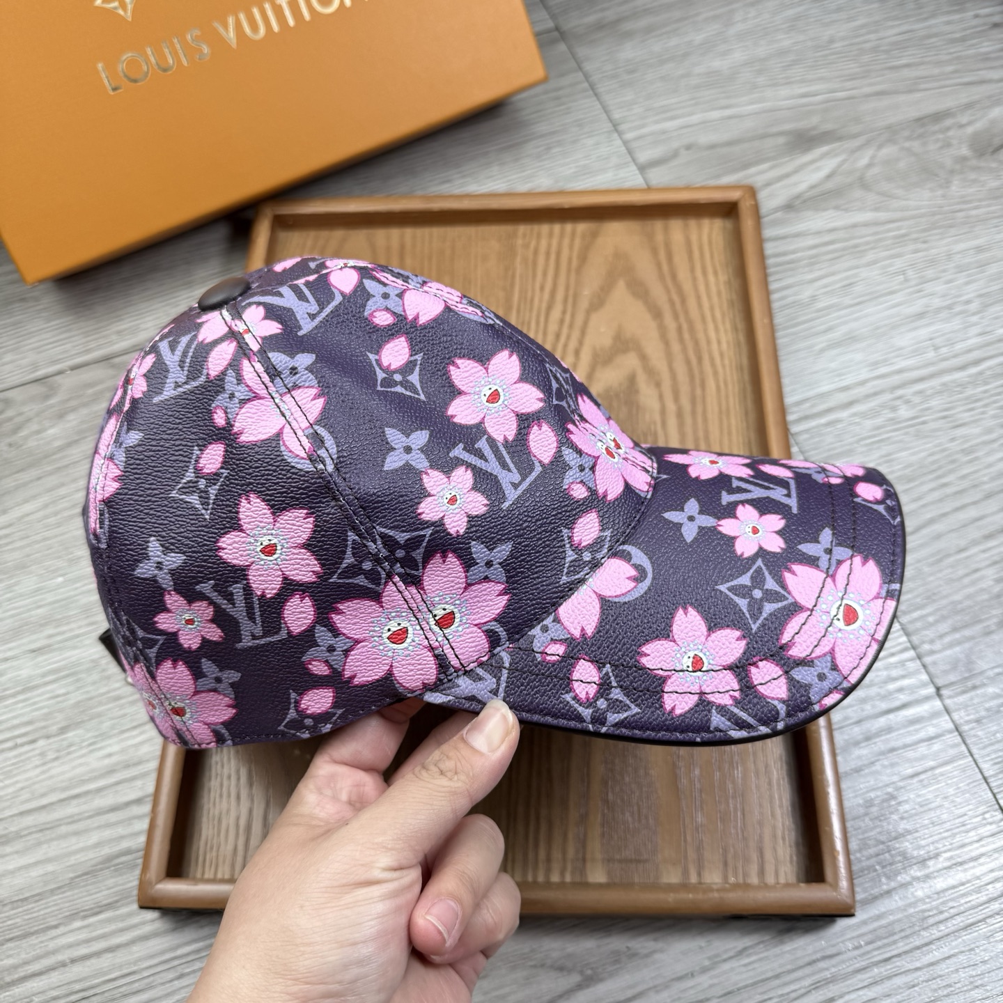 🌹。L家。【超A品质】最新款！时尚潮流，高端做工！每一个帽子都是用心之作！牛津材质！头层牛皮！配盒子、防