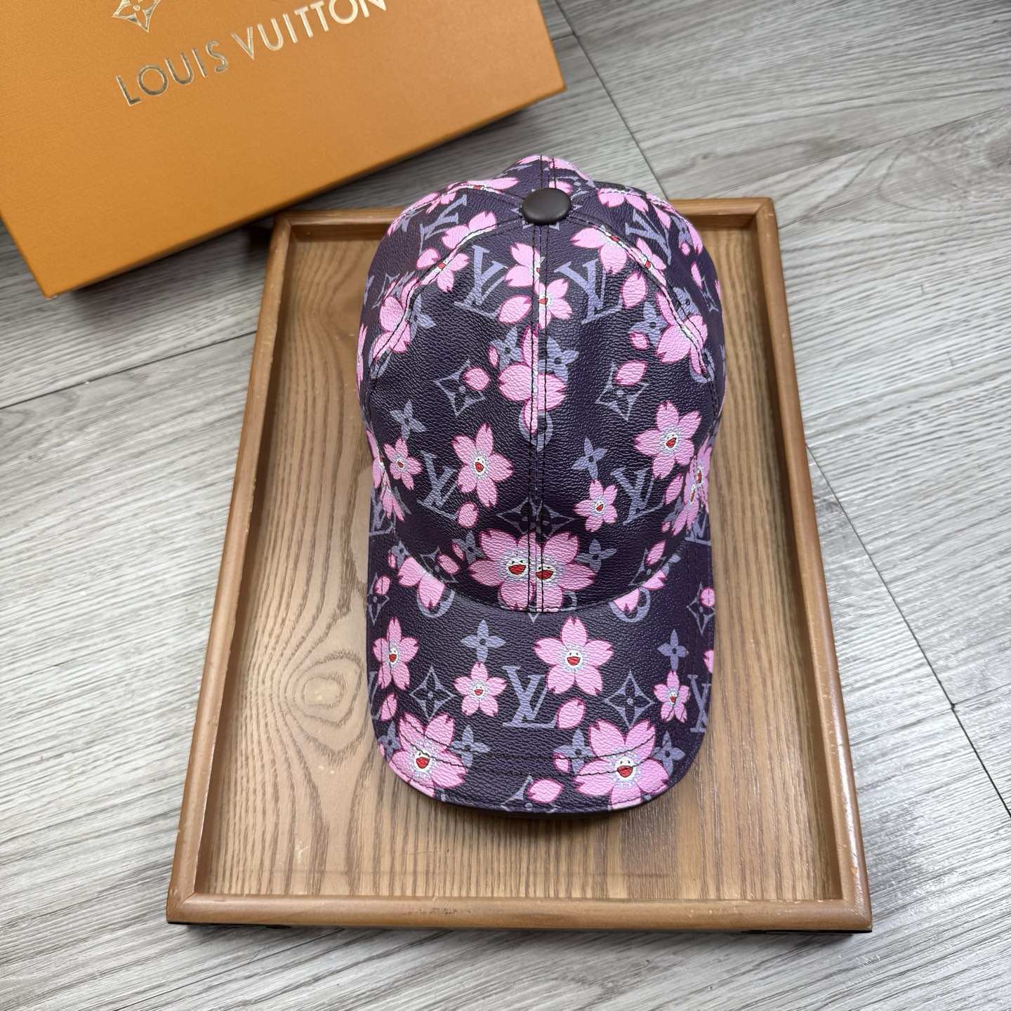 🌹。L家。【超A品质】最新款！时尚潮流，高端做工！每一个帽子都是用心之作！牛津材质！头层牛皮！配盒子、防