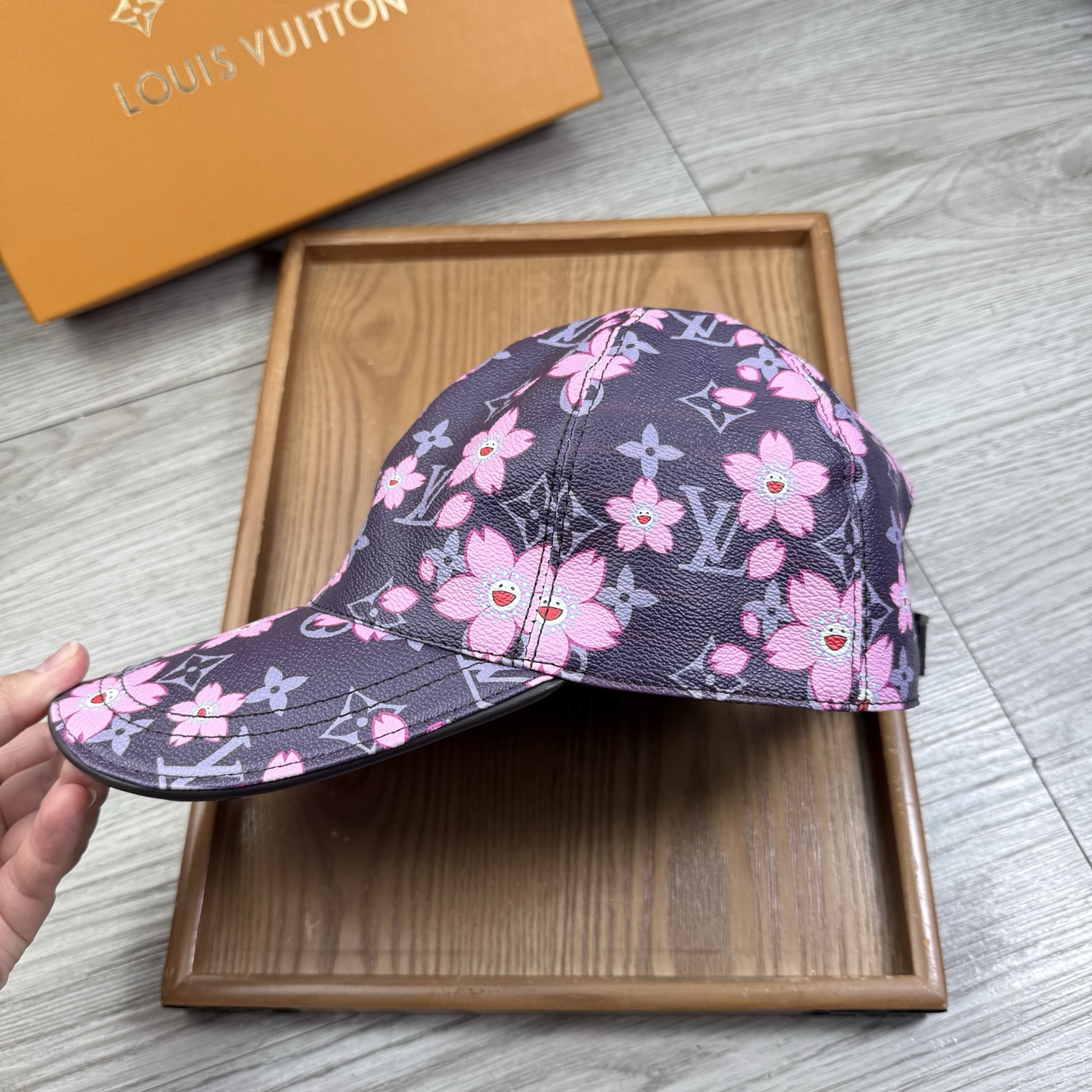 🌹。L家。【超A品质】最新款！时尚潮流，高端做工！每一个帽子都是用心之作！牛津材质！头层牛皮！配盒子、防