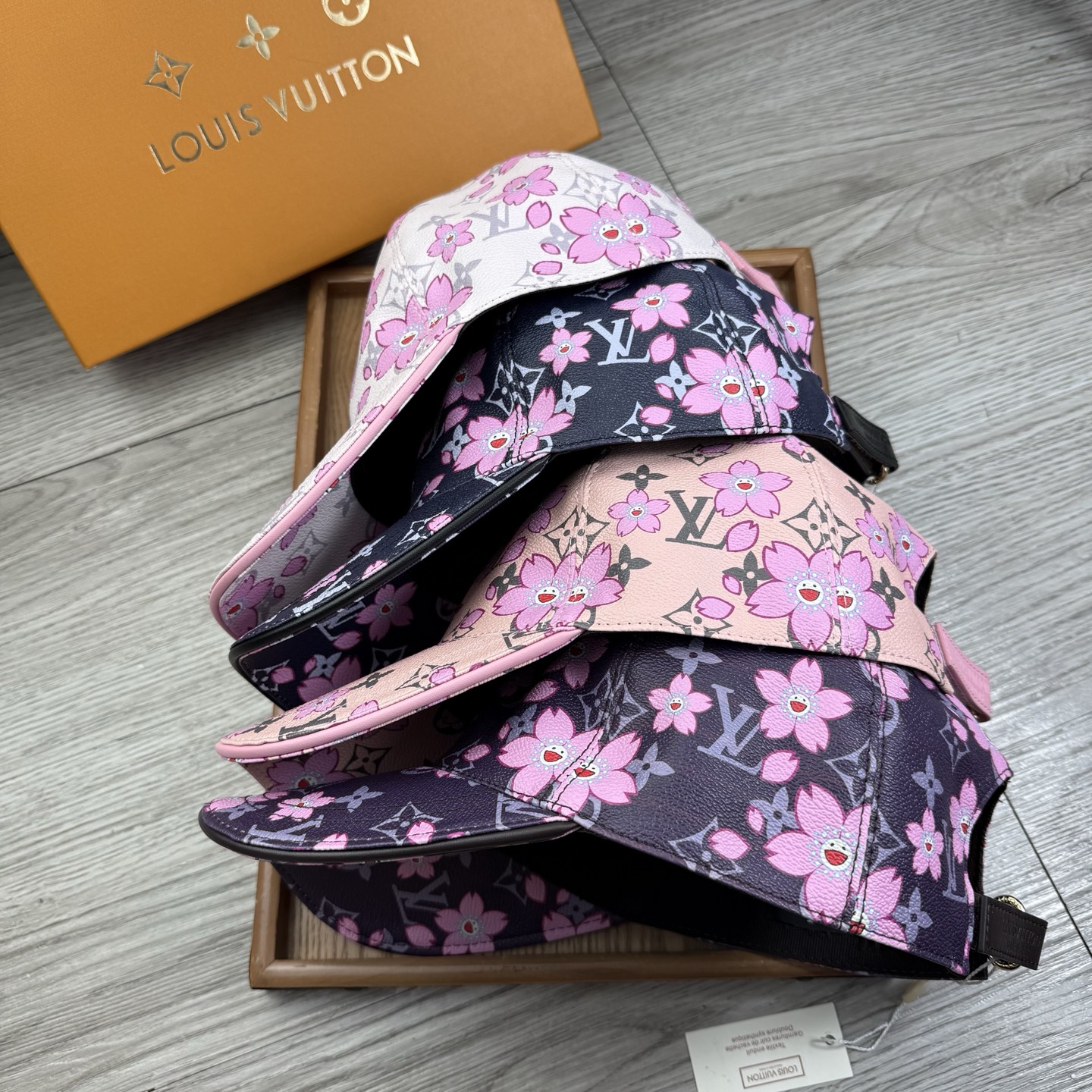 🌹。L家。【超A品质】最新款！时尚潮流，高端做工！每一个帽子都是用心之作！牛津材质！头层牛皮！配盒子、防