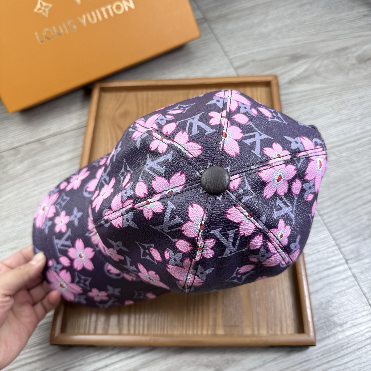 🌹。L家。【超A品质】最新款！时尚潮流，高端做工！每一个帽子都是用心之作！牛津材质！头层牛皮！配盒子、防