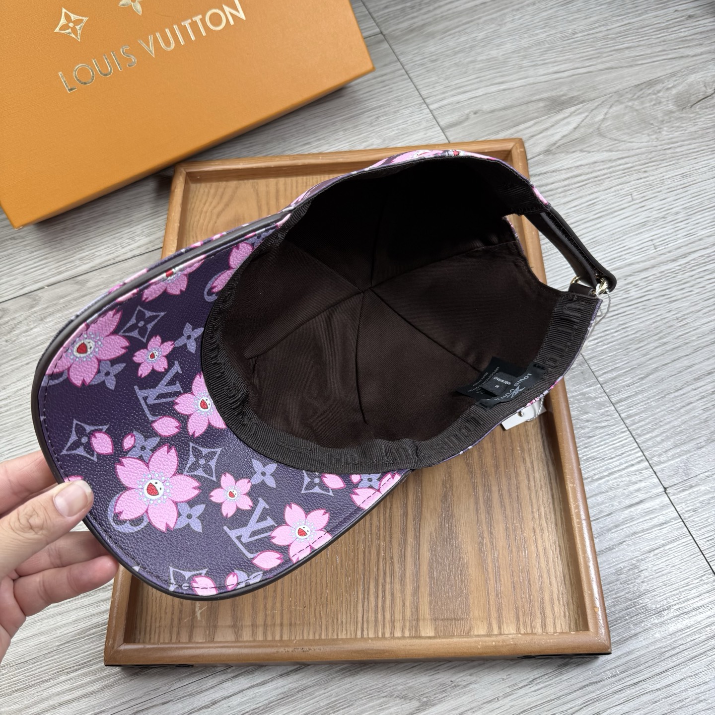 🌹。L家。【超A品质】最新款！时尚潮流，高端做工！每一个帽子都是用心之作！牛津材质！头层牛皮！配盒子、防