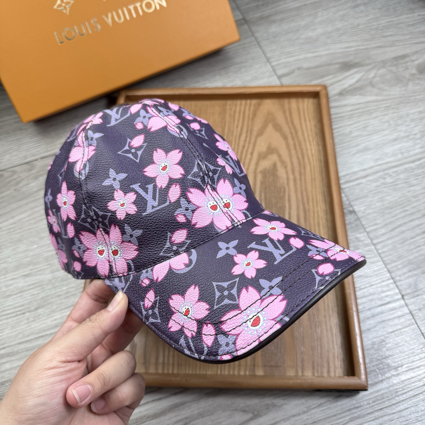🌹。L家。【超A品质】最新款！时尚潮流，高端做工！每一个帽子都是用心之作！牛津材质！头层牛皮！配盒子、防