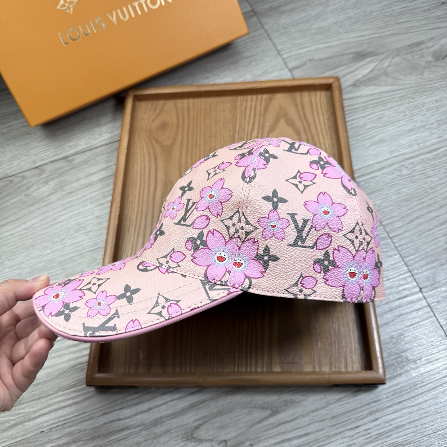 🌹。L家。【超A品质】最新款！时尚潮流，高端做工！每一个帽子都是用心之作！牛津材质！头层牛皮！配盒子、防