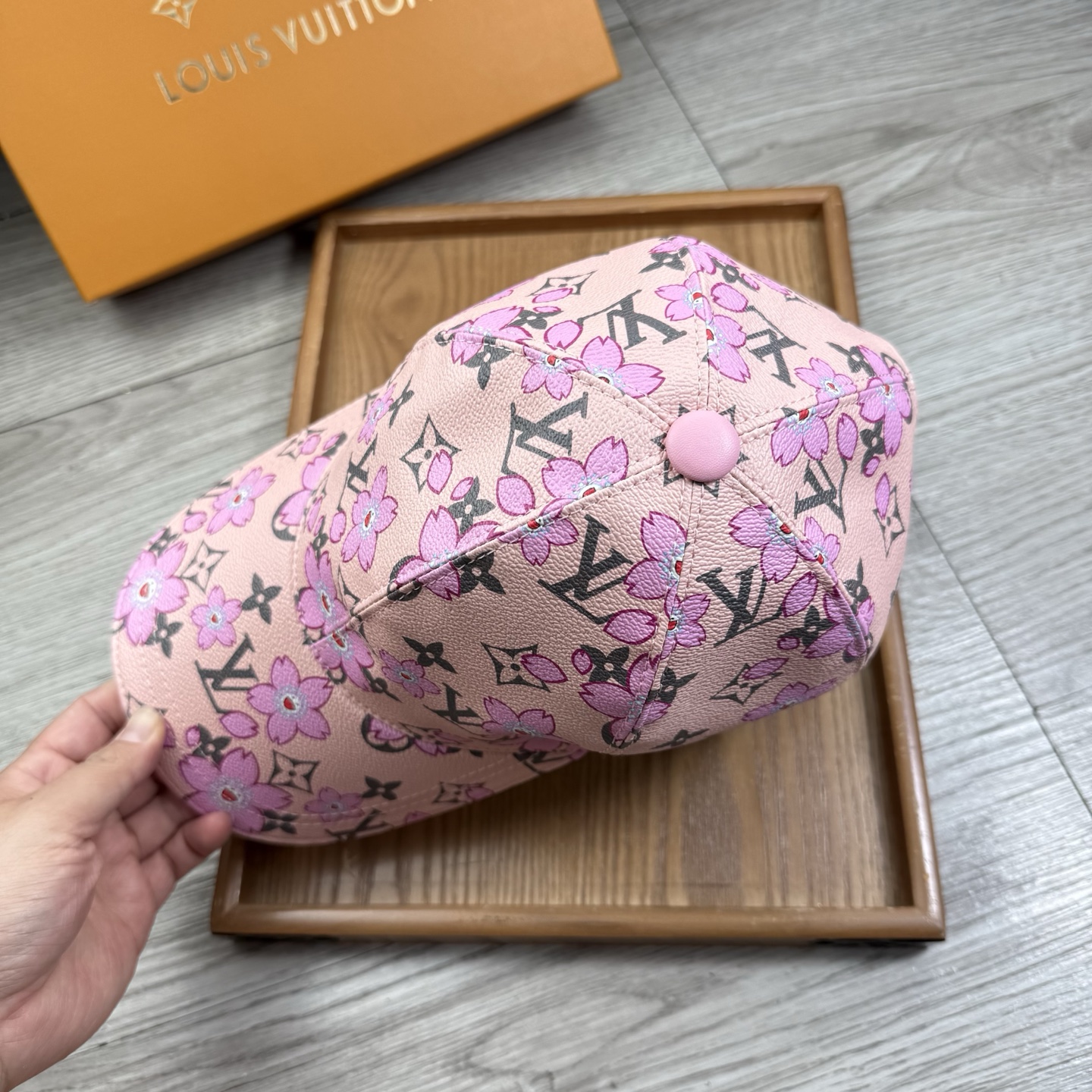 🌹。L家。【超A品质】最新款！时尚潮流，高端做工！每一个帽子都是用心之作！牛津材质！头层牛皮！配盒子、防