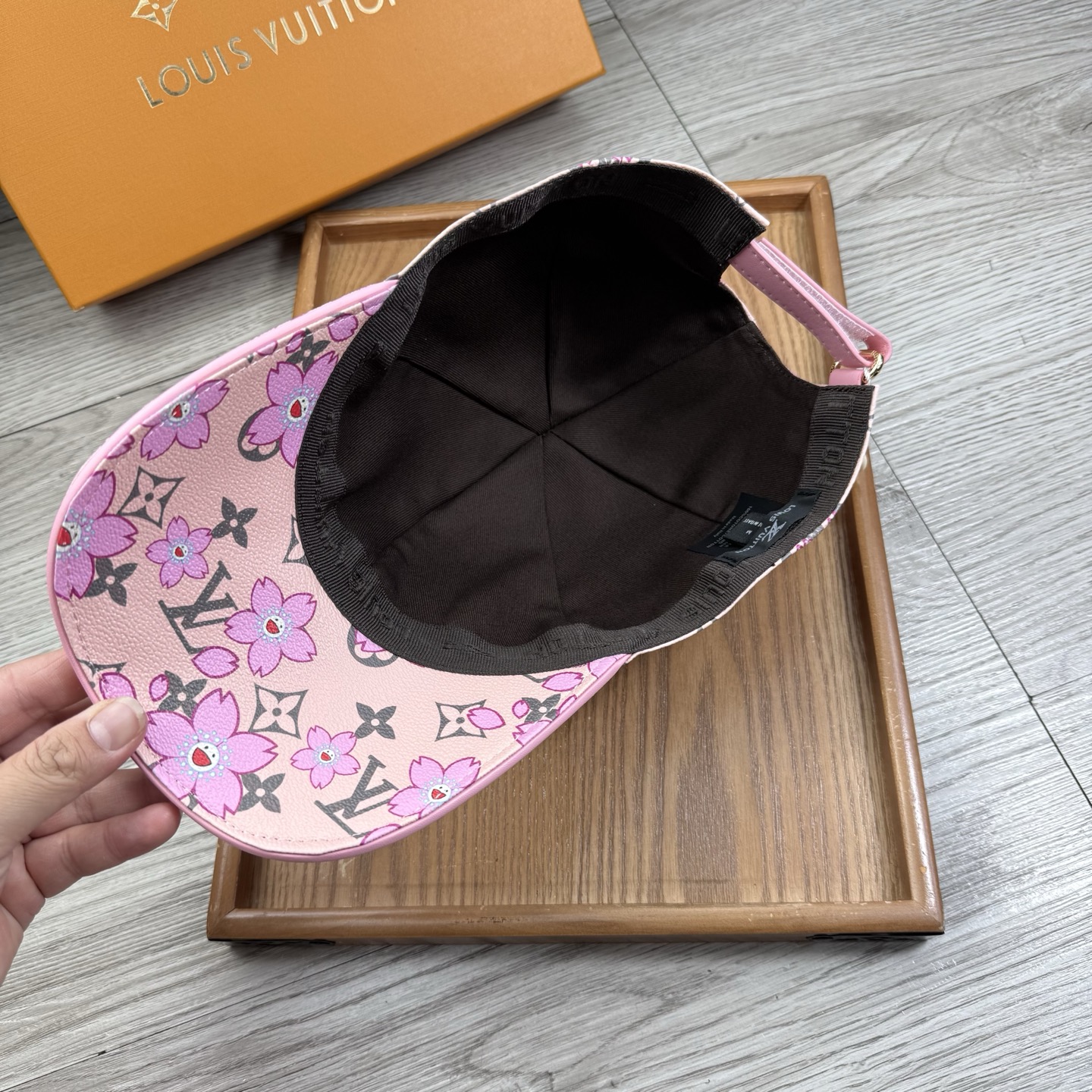 🌹。L家。【超A品质】最新款！时尚潮流，高端做工！每一个帽子都是用心之作！牛津材质！头层牛皮！配盒子、防