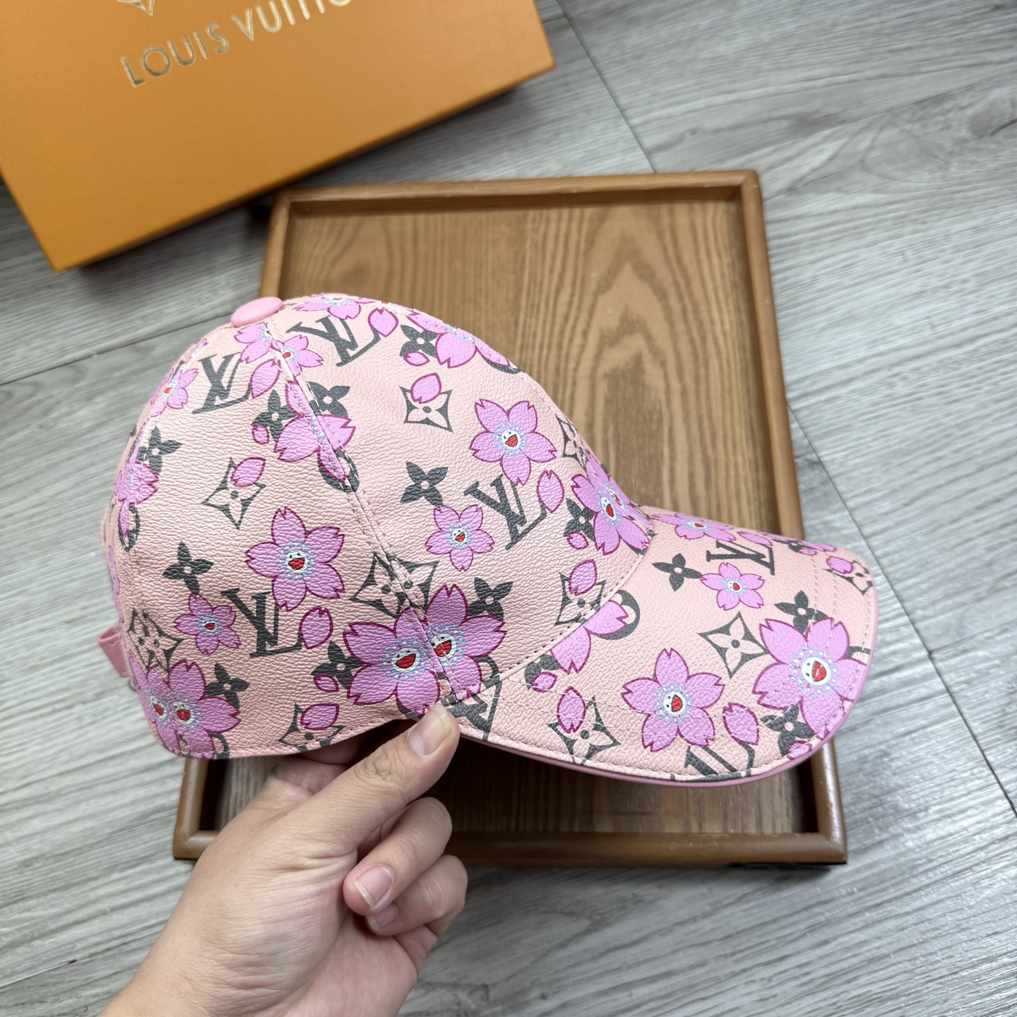 🌹。L家。【超A品质】最新款！时尚潮流，高端做工！每一个帽子都是用心之作！牛津材质！头层牛皮！配盒子、防