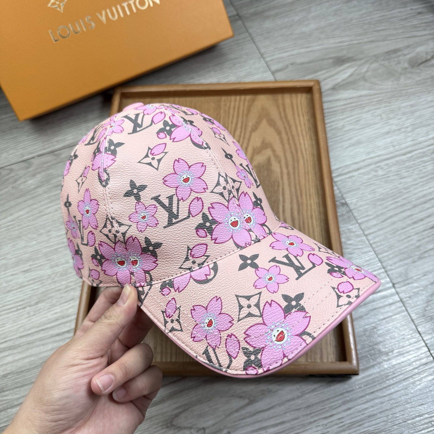 🌹。L家。【超A品质】最新款！时尚潮流，高端做工！每一个帽子都是用心之作！牛津材质！头层牛皮！配盒子、防
