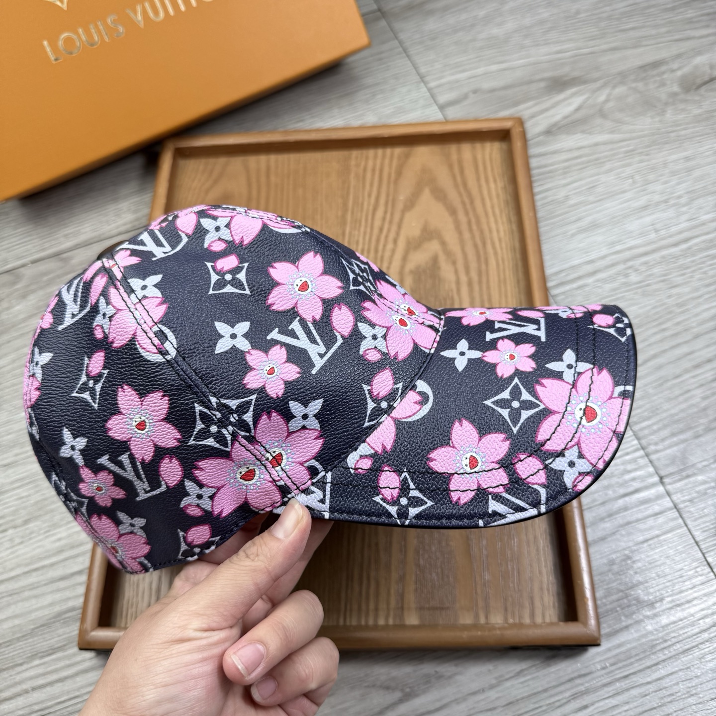 🌹。L家。【超A品质】最新款！时尚潮流，高端做工！每一个帽子都是用心之作！牛津材质！头层牛皮！配盒子、防