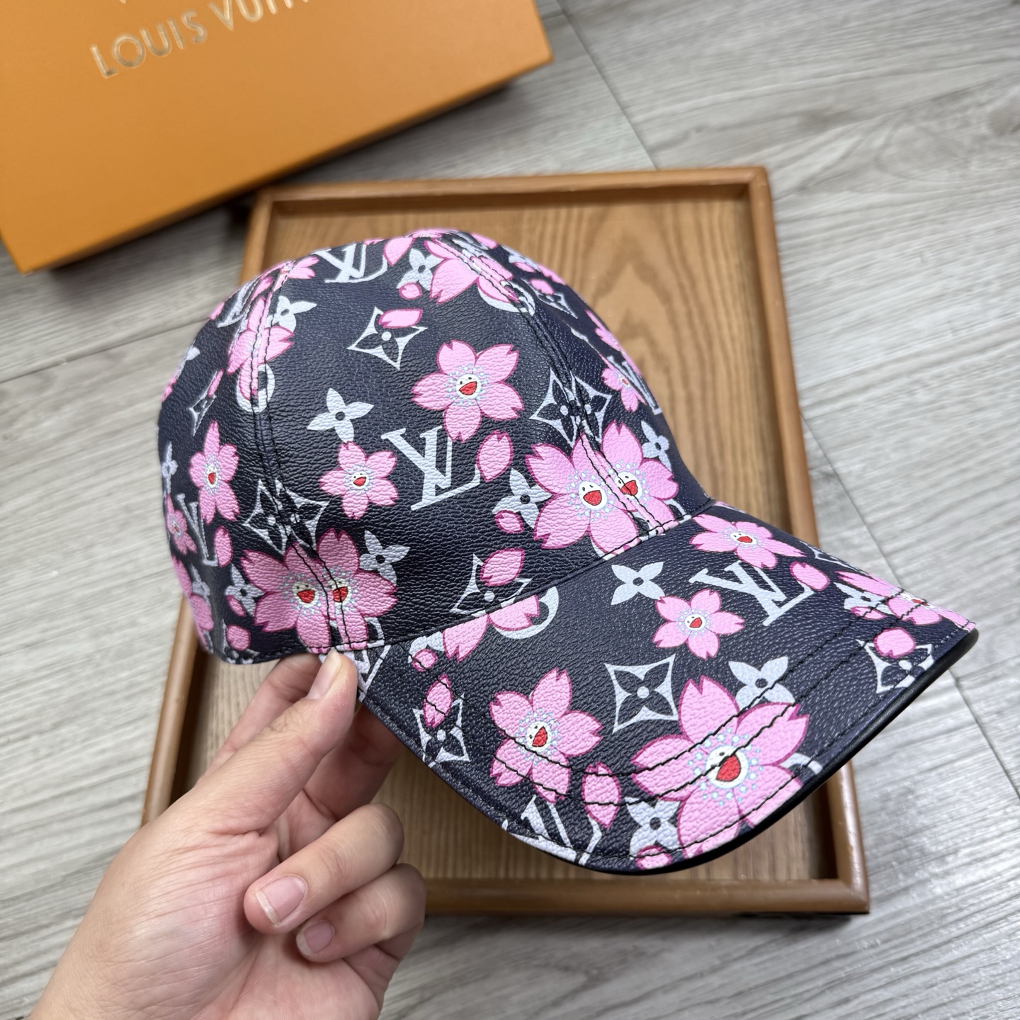 🌹。L家。【超A品质】最新款！时尚潮流，高端做工！每一个帽子都是用心之作！牛津材质！头层牛皮！配盒子、防