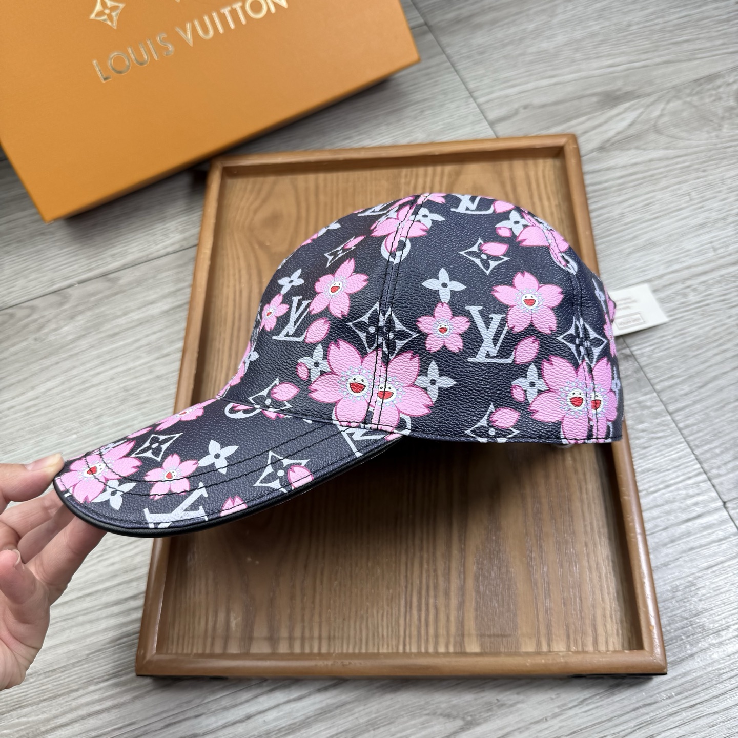 🌹。L家。【超A品质】最新款！时尚潮流，高端做工！每一个帽子都是用心之作！牛津材质！头层牛皮！配盒子、防
