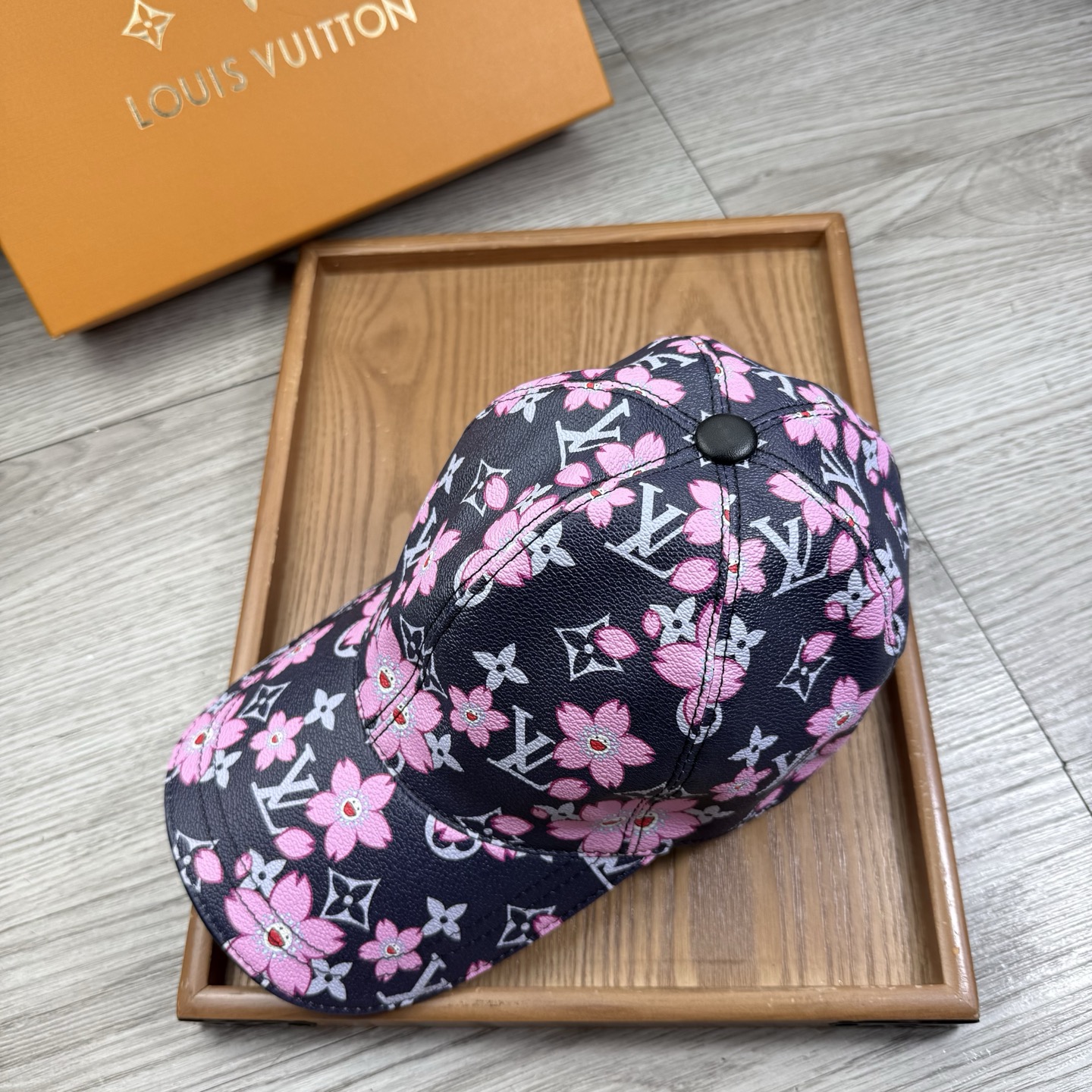 🌹。L家。【超A品质】最新款！时尚潮流，高端做工！每一个帽子都是用心之作！牛津材质！头层牛皮！配盒子、防
