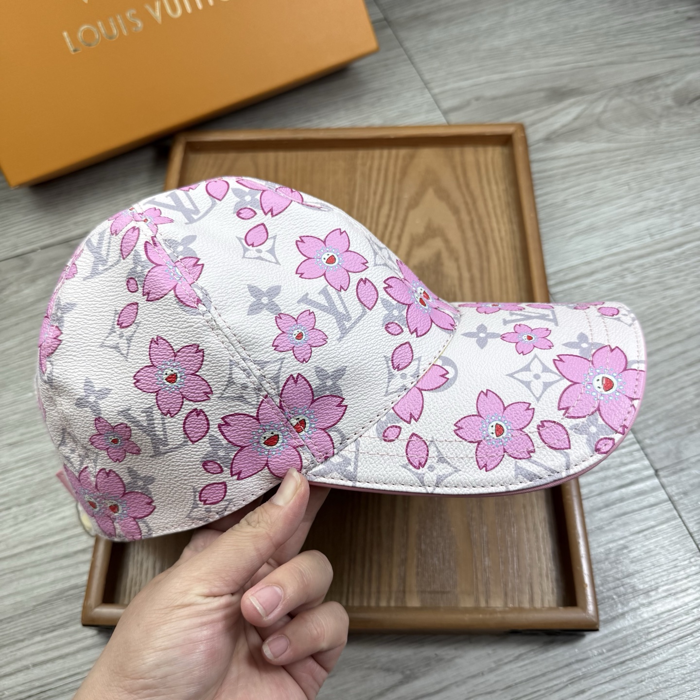 🌹。L家。【超A品质】最新款！时尚潮流，高端做工！每一个帽子都是用心之作！牛津材质！头层牛皮！配盒子、防