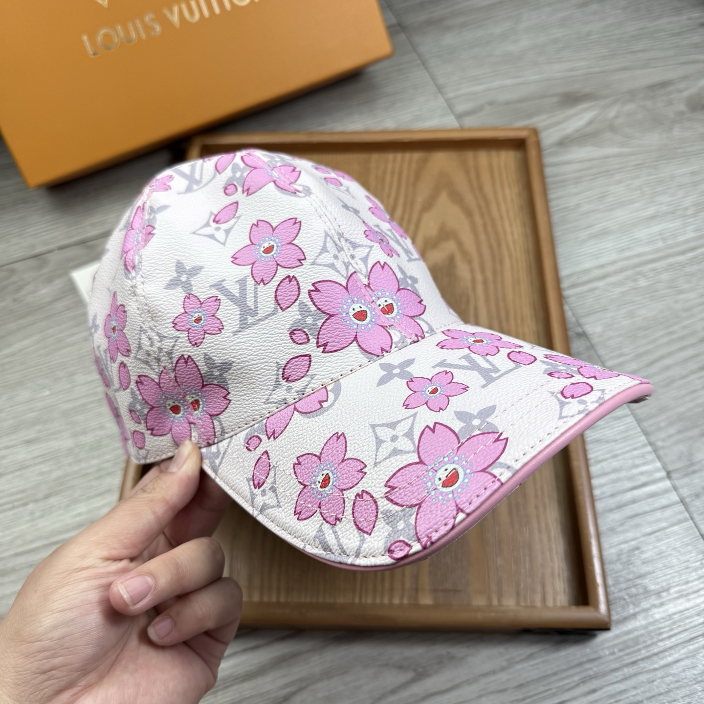🌹。L家。【超A品质】最新款！时尚潮流，高端做工！每一个帽子都是用心之作！牛津材质！头层牛皮！配盒子、防