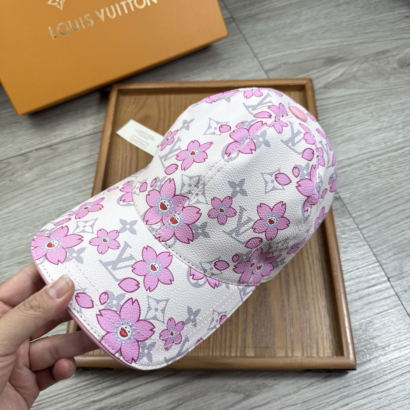 🌹。L家。【超A品质】最新款！时尚潮流，高端做工！每一个帽子都是用心之作！牛津材质！头层牛皮！配盒子、防