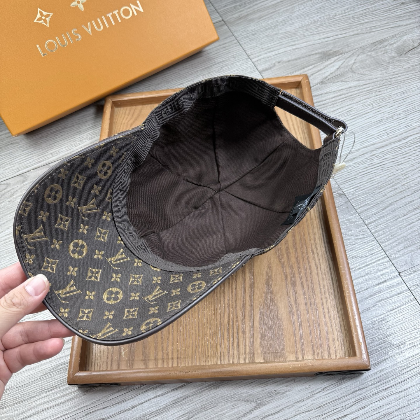🌹。L家。【超A品质】最新款！时尚潮流，高端做工！每一个帽子都是用心之作！牛津材质！头层牛皮！配盒子、防