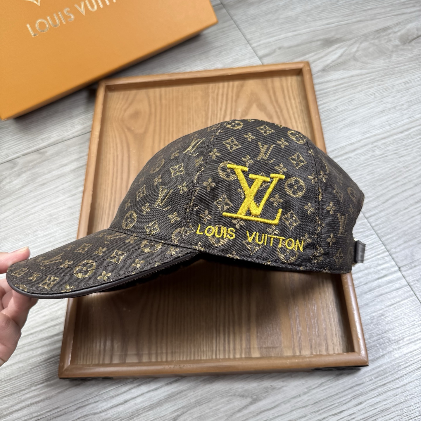 🌹。L家。【超A品质】最新款！时尚潮流，高端做工！每一个帽子都是用心之作！牛津材质！头层牛皮！配盒子、防