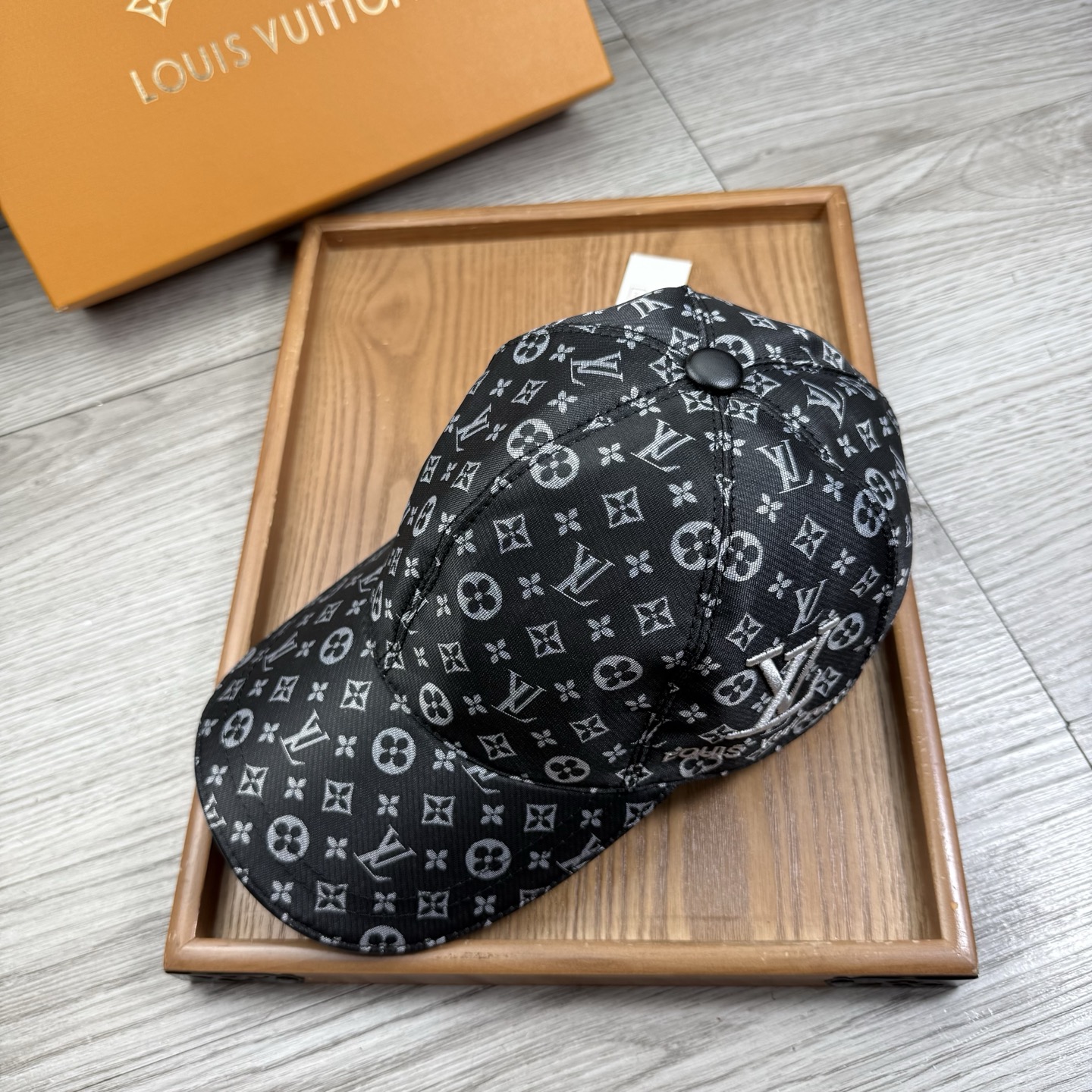 🌹。L家。【超A品质】最新款！时尚潮流，高端做工！每一个帽子都是用心之作！牛津材质！头层牛皮！配盒子、防