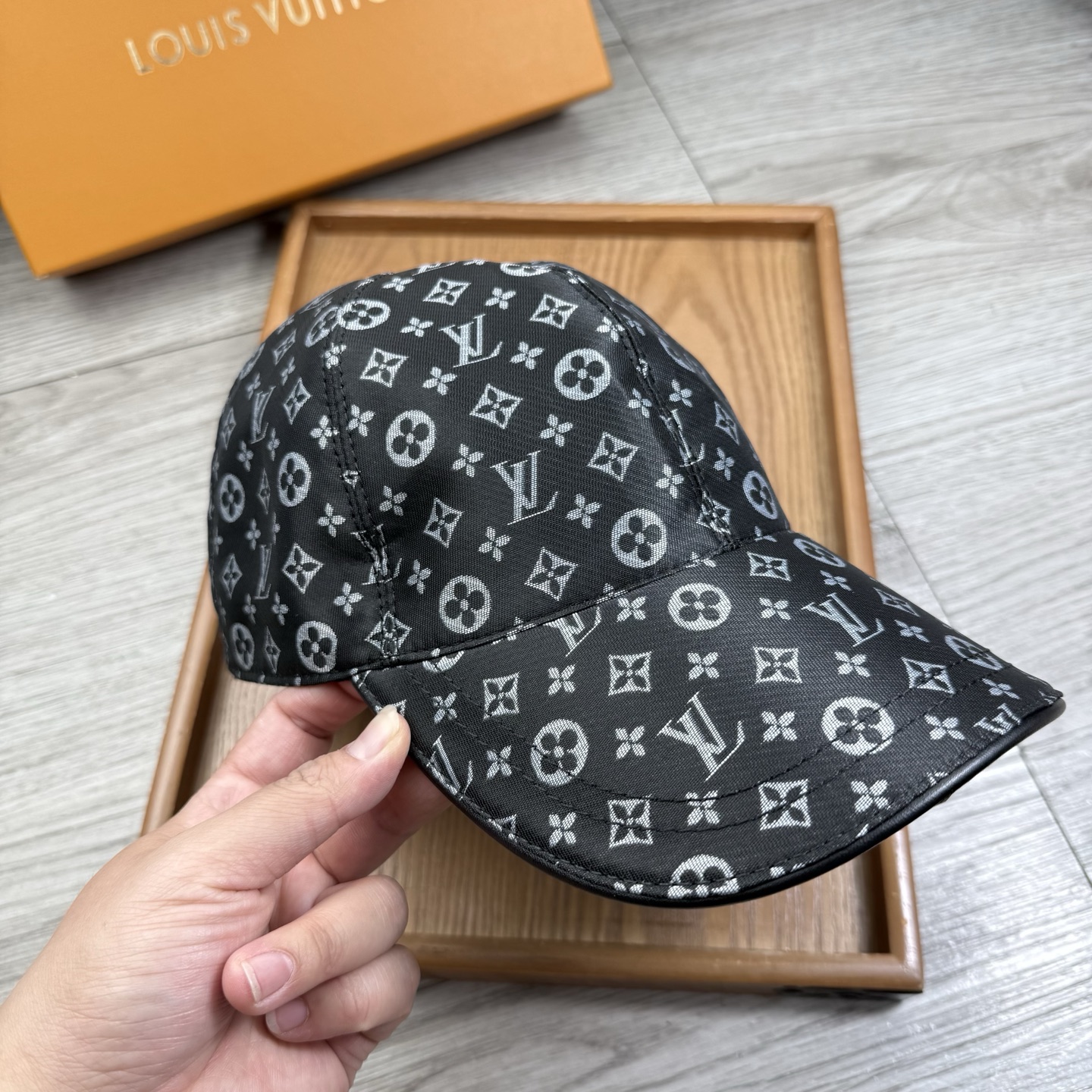 🌹。L家。【超A品质】最新款！时尚潮流，高端做工！每一个帽子都是用心之作！牛津材质！头层牛皮！配盒子、防