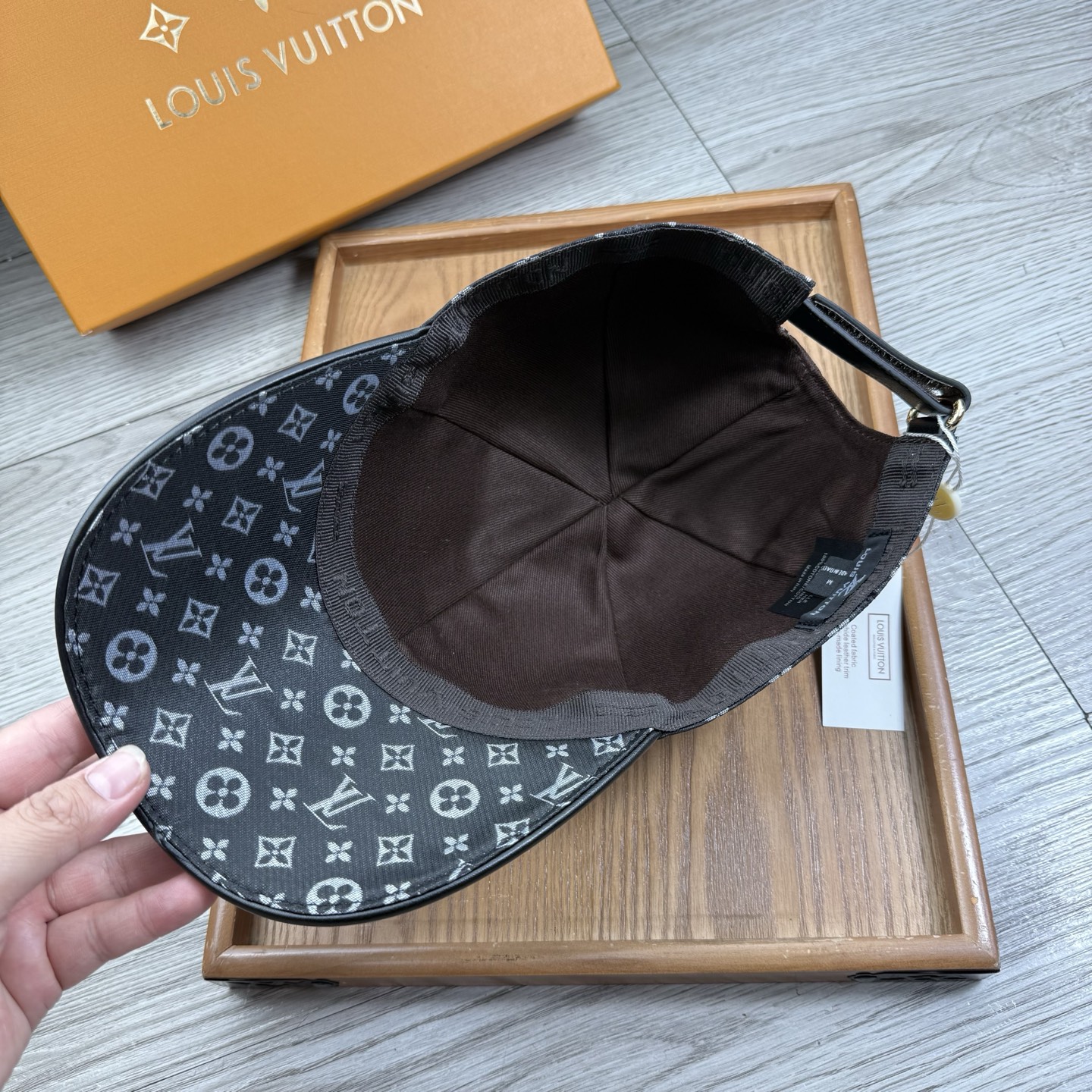 🌹。L家。【超A品质】最新款！时尚潮流，高端做工！每一个帽子都是用心之作！牛津材质！头层牛皮！配盒子、防