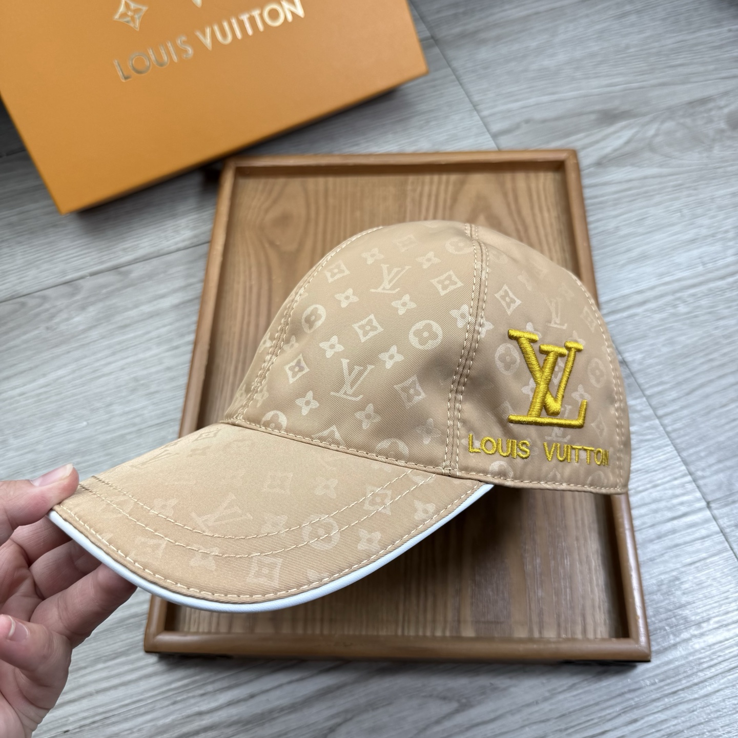 🌹。L家。【超A品质】最新款！时尚潮流，高端做工！每一个帽子都是用心之作！牛津材质！头层牛皮！配盒子、防