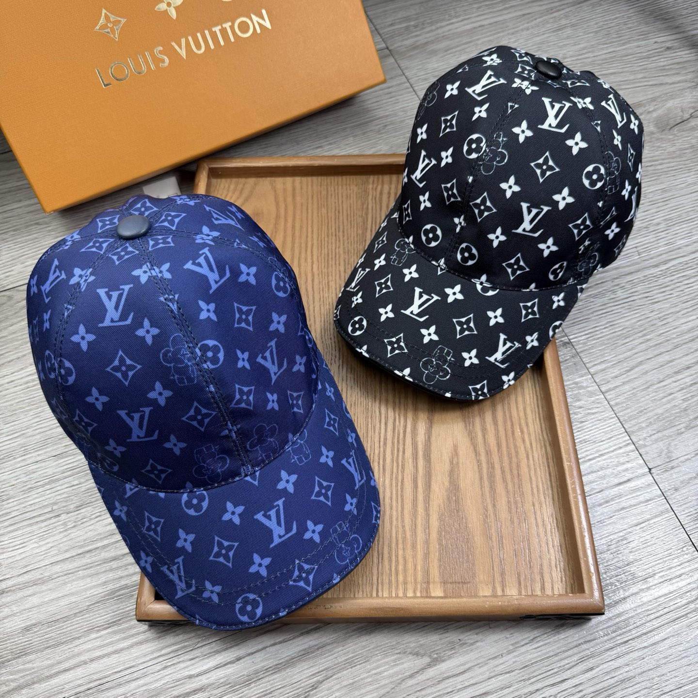 🌹。L家。【超A品质】最新款！时尚潮流，高端做工！每一个帽子都是用心之作！牛津材质！头层牛皮！配盒子、防